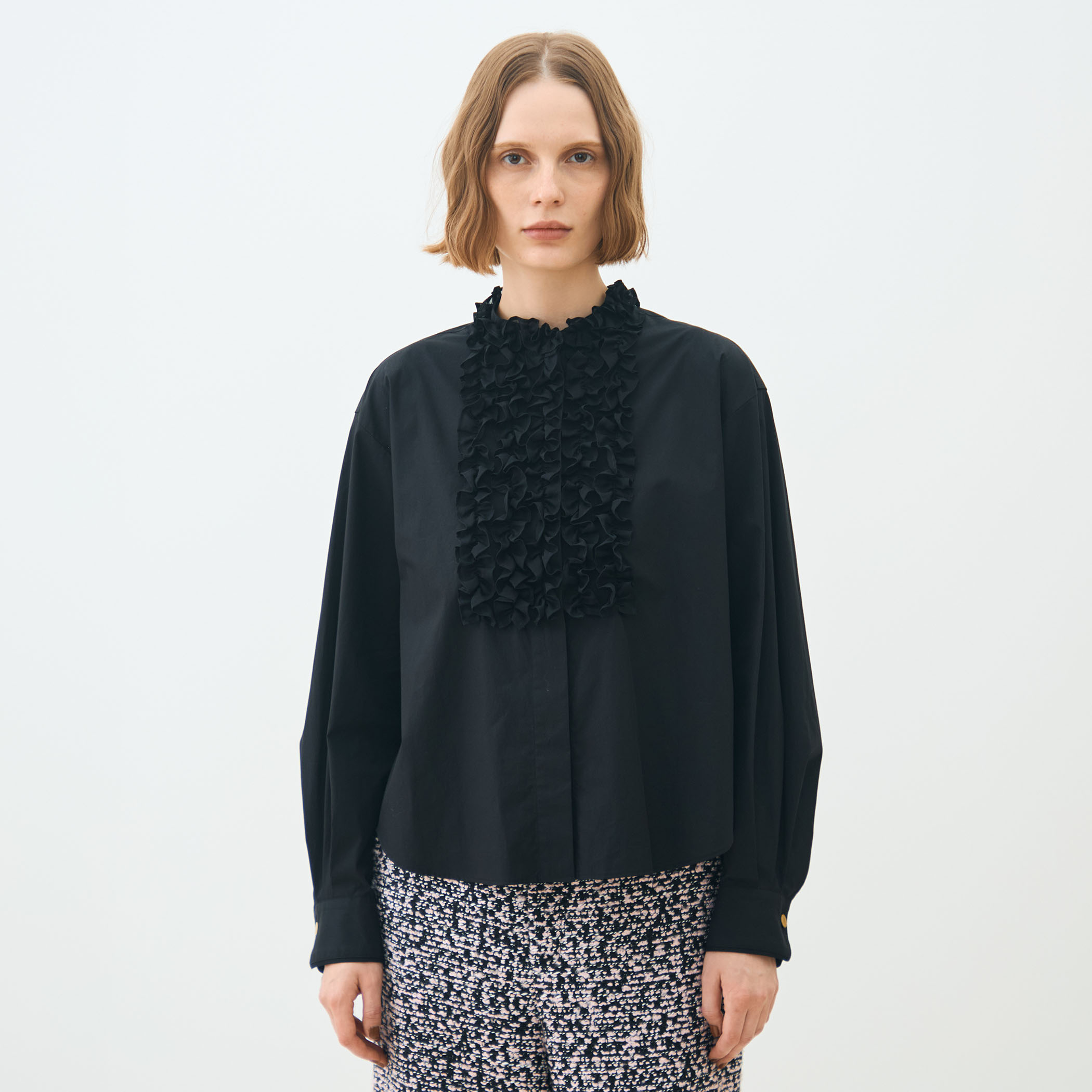 トゥモローランドコレクション 未使用品 モールスキン ラッフルカラーブラウス 黒 ブラックコンビネーション ラッフルブラウス｜トゥモローランド 公式通販