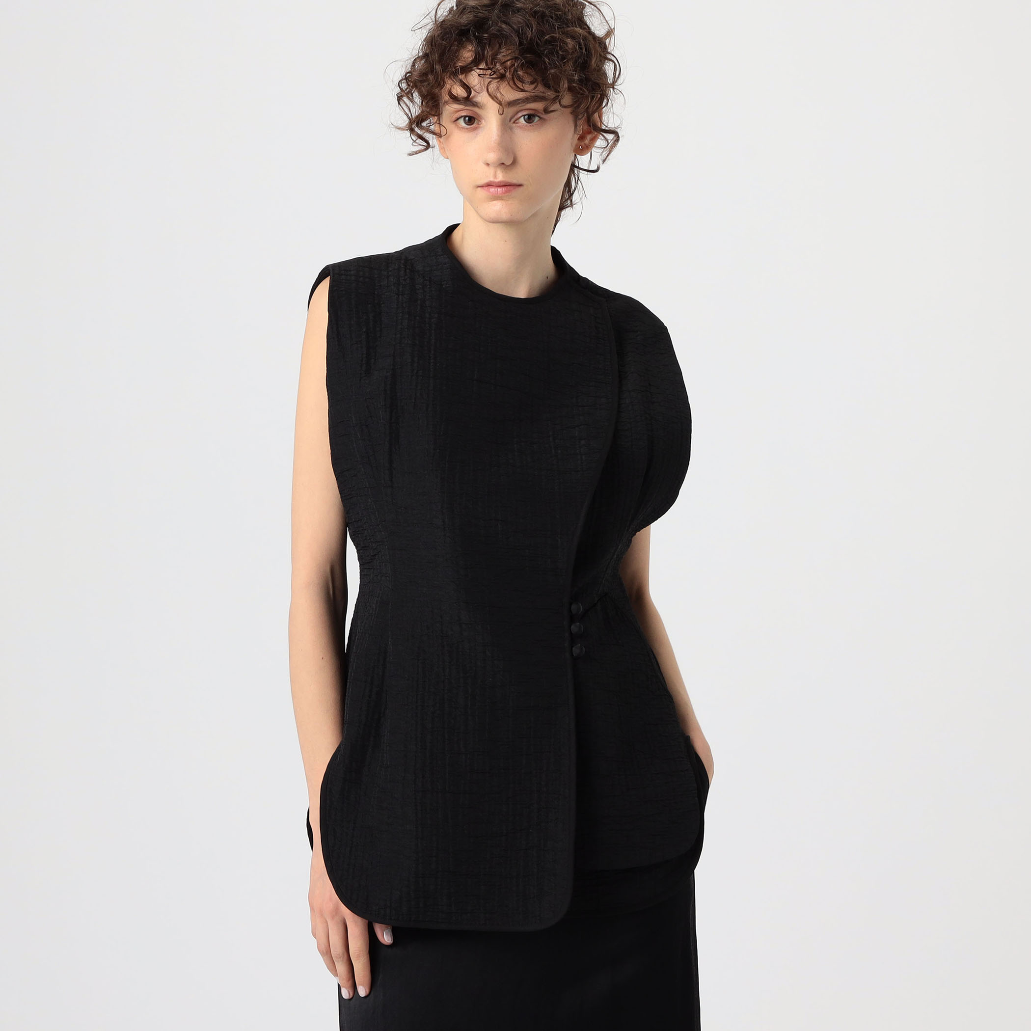 【Mame Kurogouchi】Grain Finish Flap Front Vest Grain Finish Flap Front Vest-グレインフィニッシュフラップ