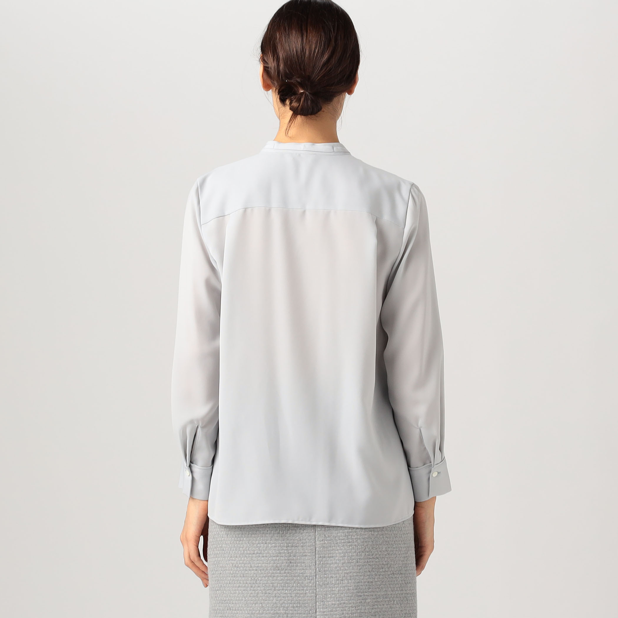 スムースサテン ストリングネックブラウス｜トゥモローランド 公式通販