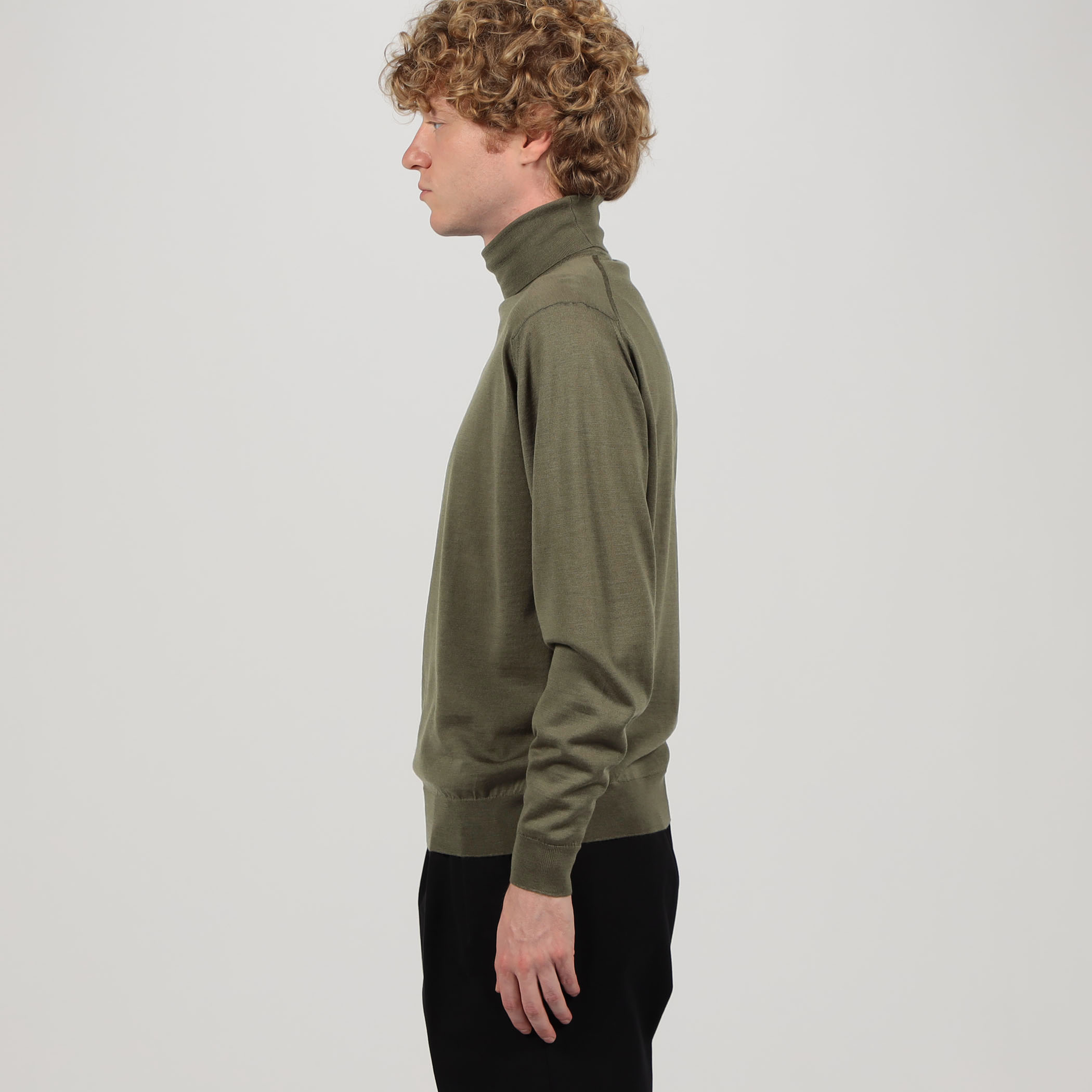 JOHN SMEDLEY LEVINE メリノウールタートルネックニット