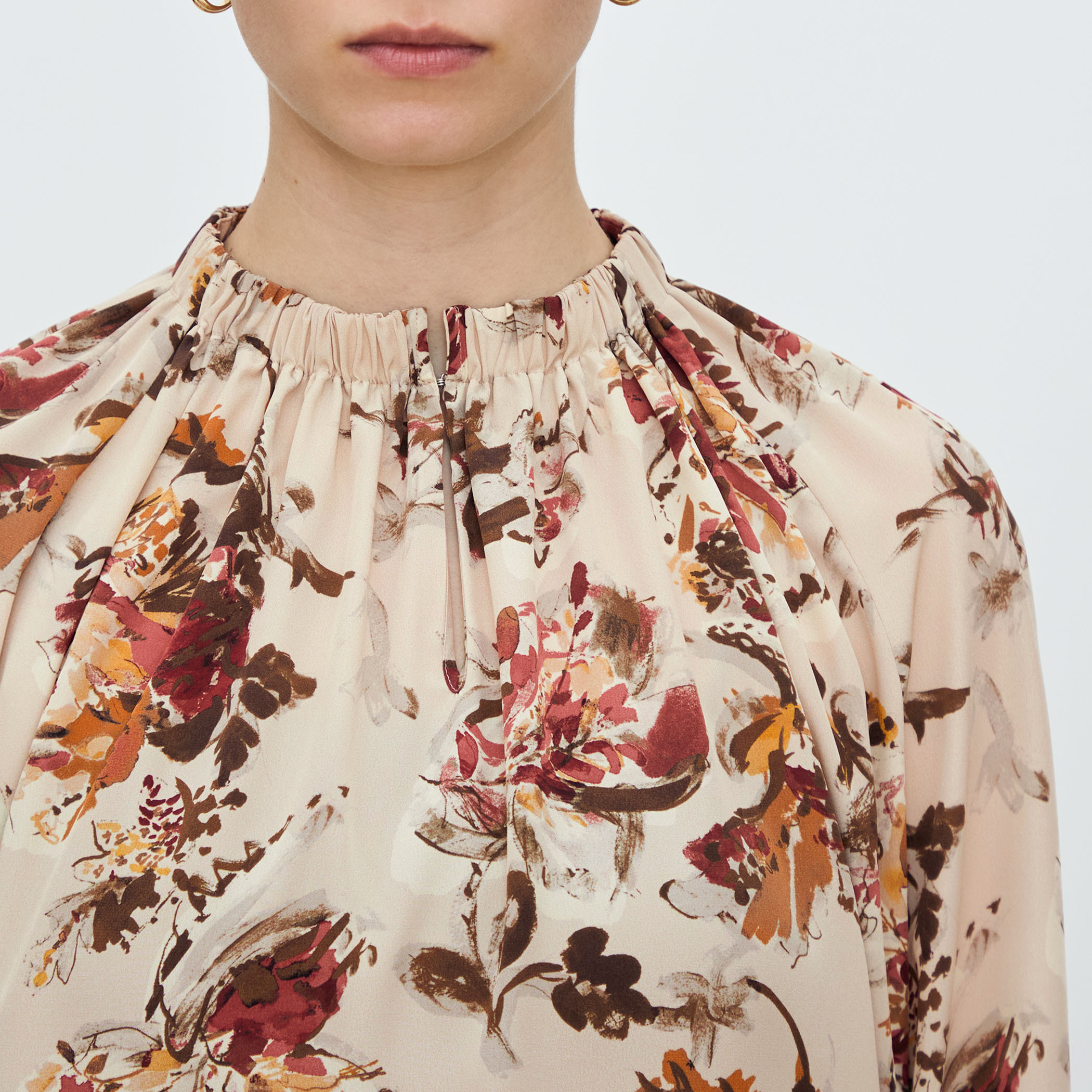 オータムガーデンプリント ネックギャザーブラウス｜トゥモローランド