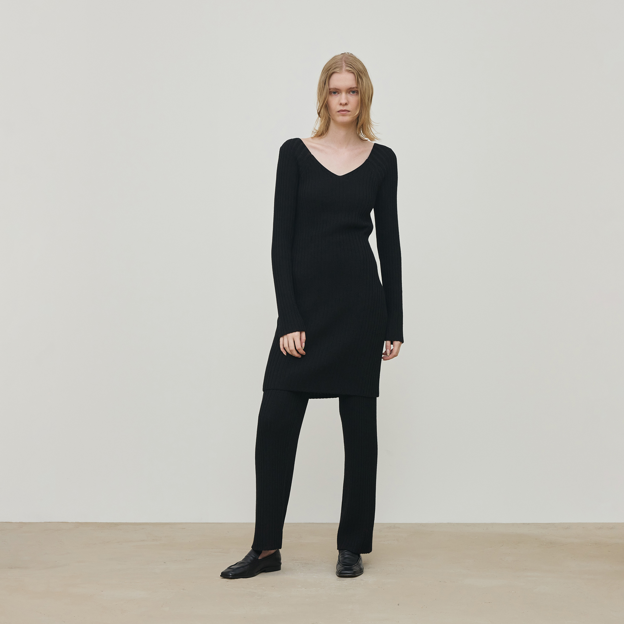 ウールリブ Vネックワンピース｜トゥモローランド 公式通販