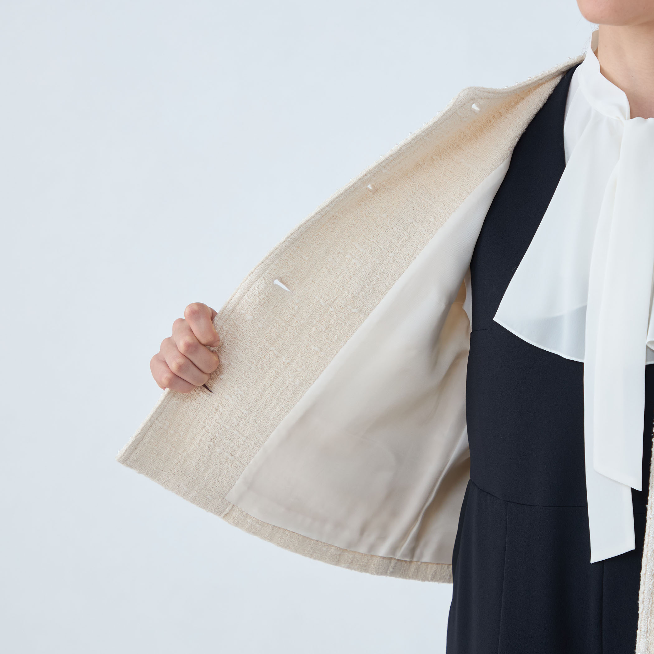 スラブコットンツイード Vクルーネックジャケット｜トゥモローランド