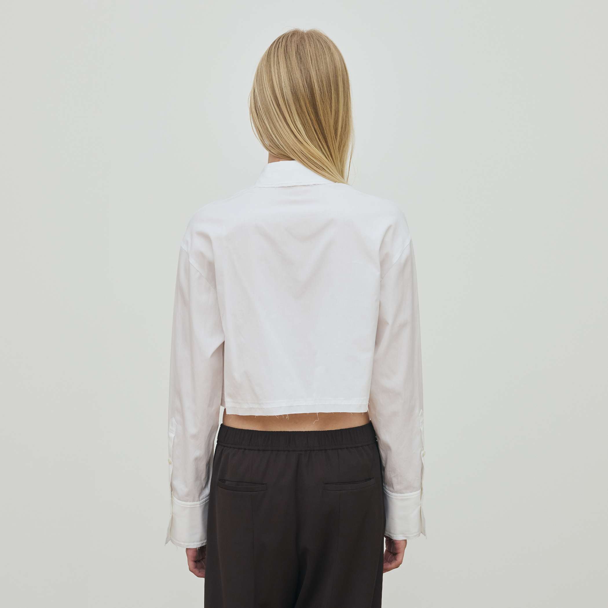 新品2025AWデプレコンパクトプレーンコットン クロップドシャツ コンパクトプレーンコットン クロップドシャツ｜トゥモローランド 公式通販