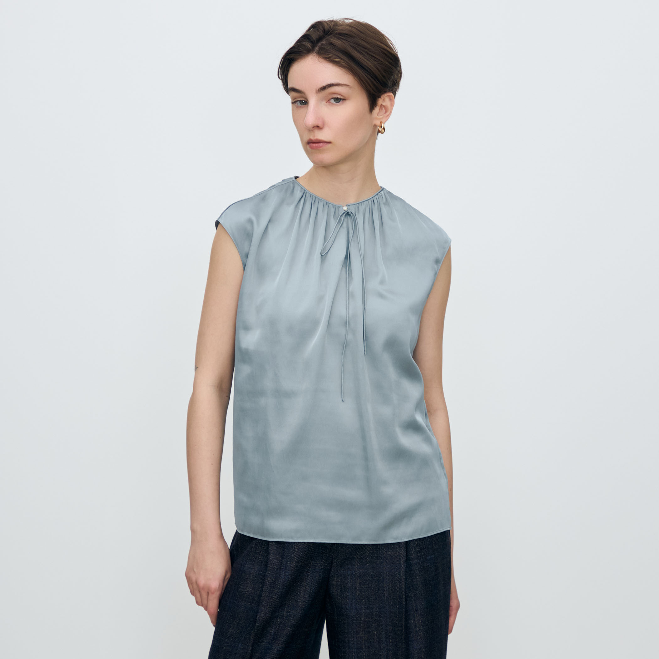 シャイニーシャンブレー スリーブレレスブラウス｜トゥモローランド