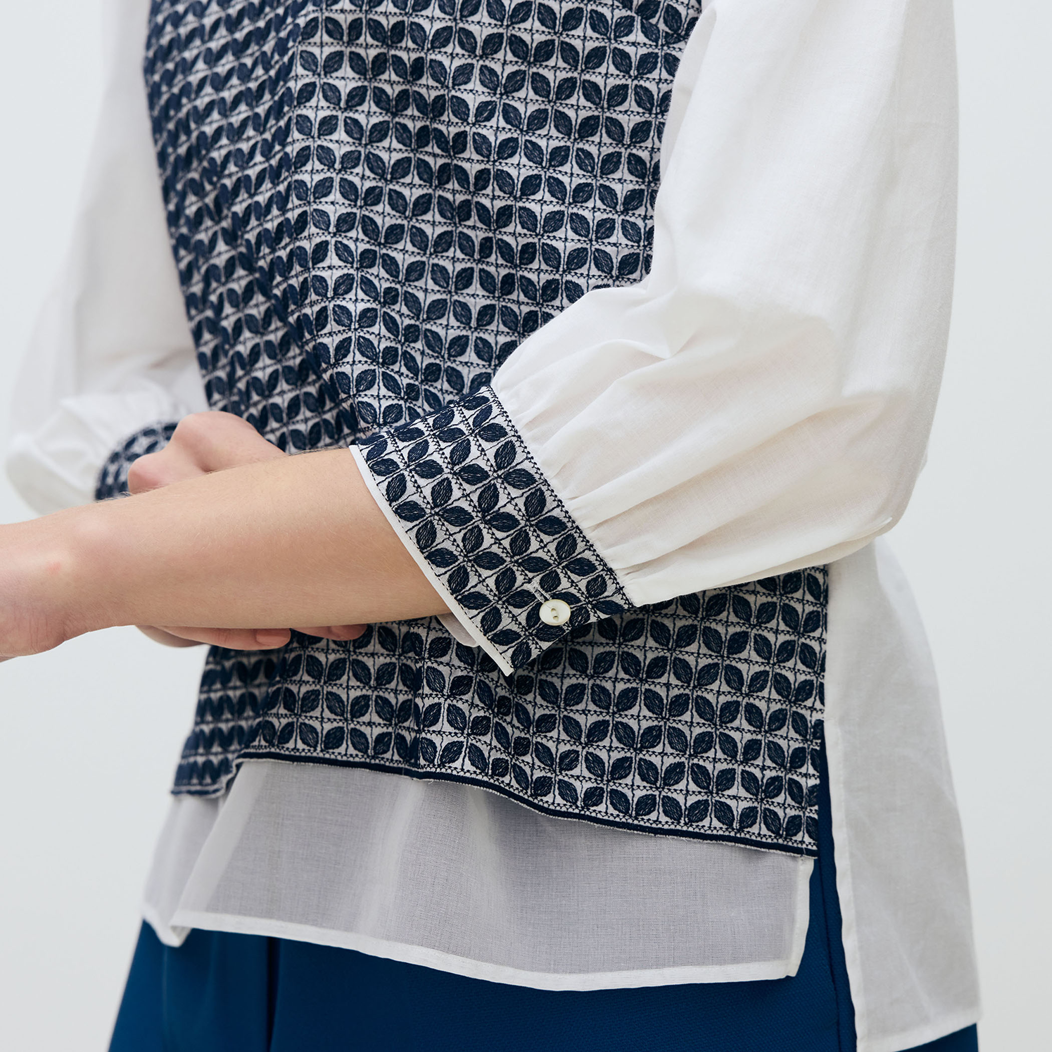 リーフエンブロイダリー コンビプルオーバーブラウス