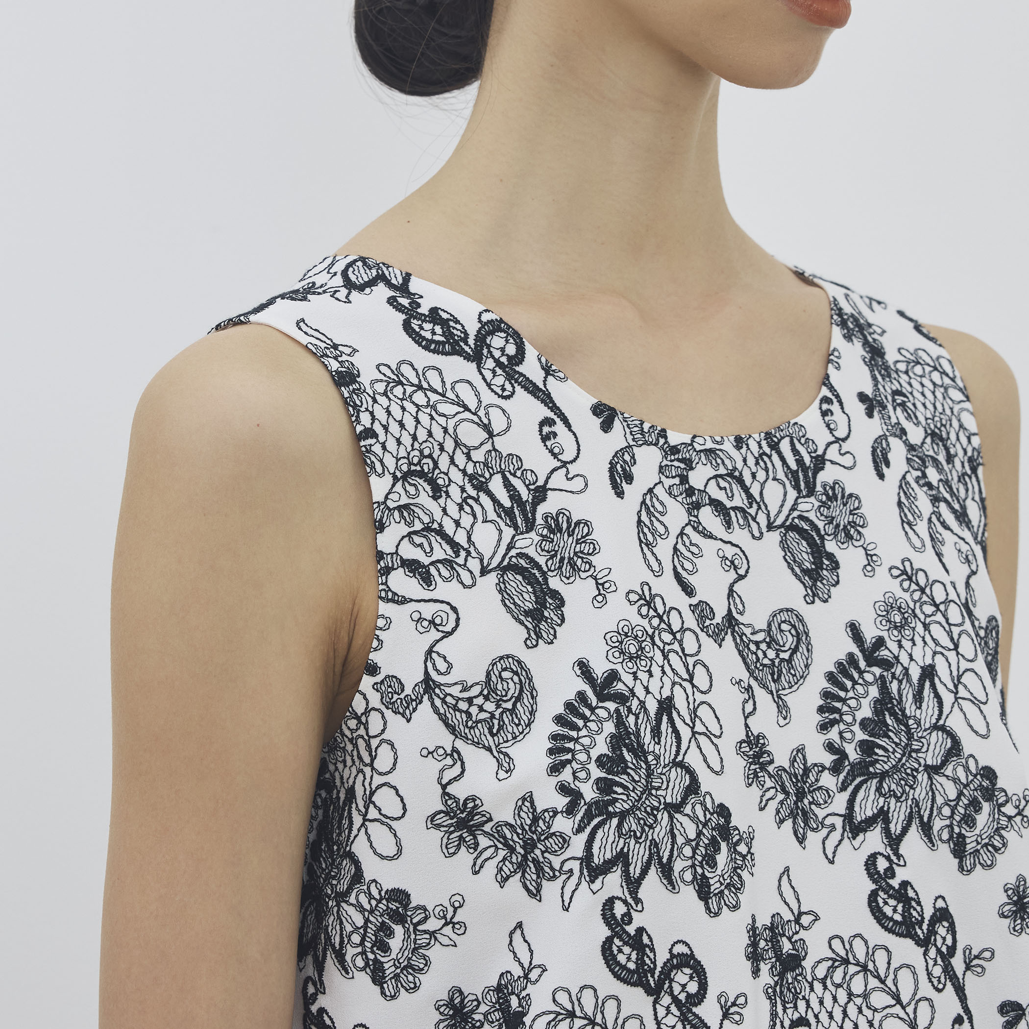 マリンレースエンブロイダリー ノースリーブトップス