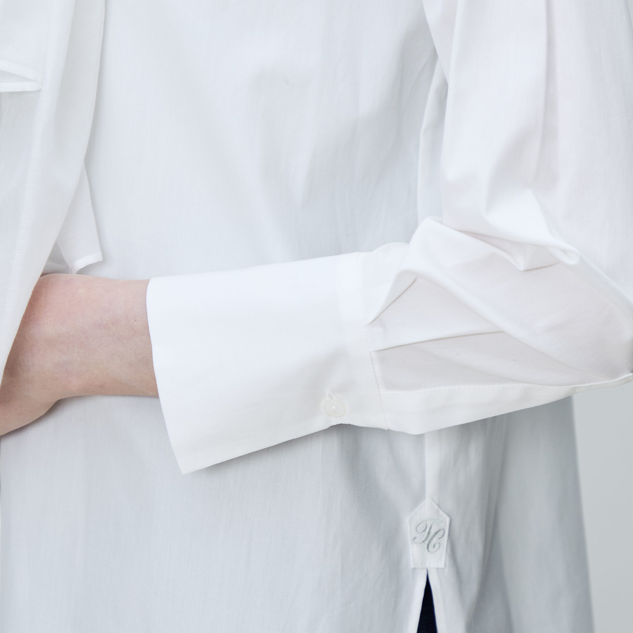 コンパクトブロード シフォンボウタイブラウス｜トゥモローランド 公式通販