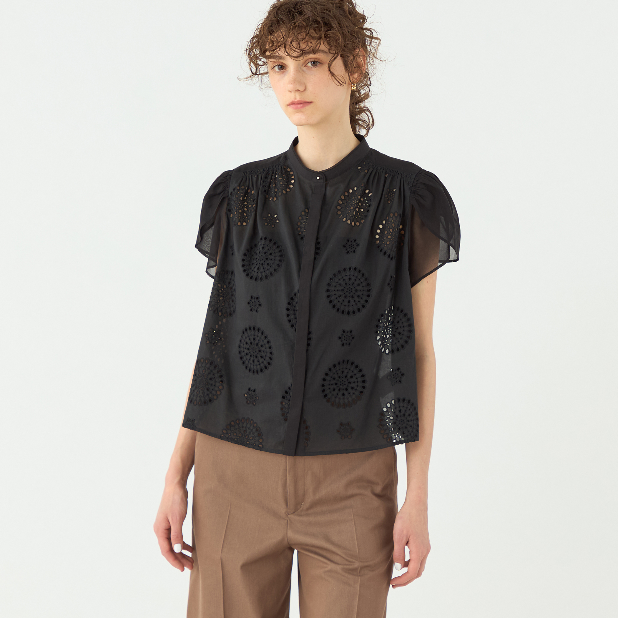 コットンコンビネーション ペタルスリーブブラウス｜トゥモローランド