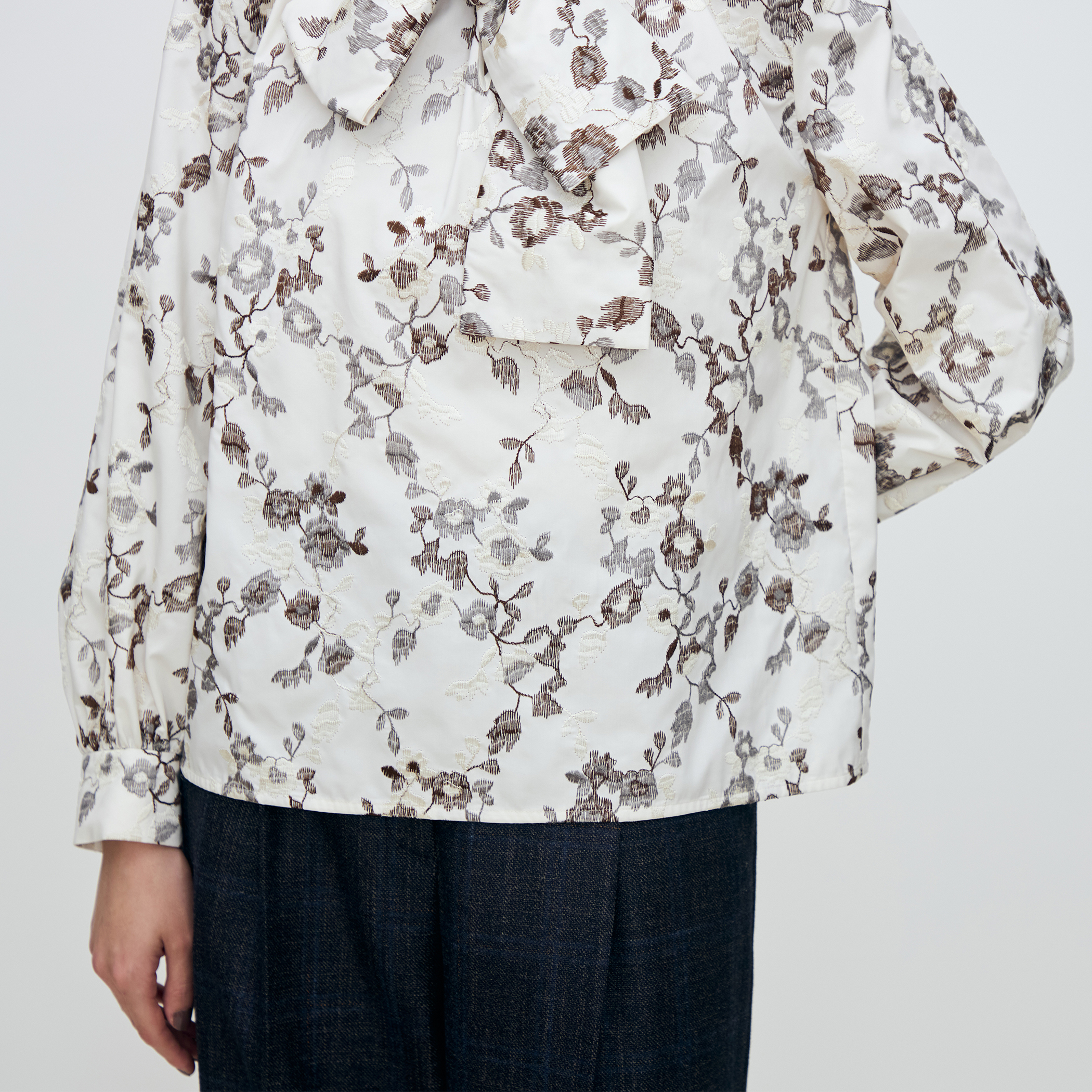 タフタフラワーエンブロイダリー ボリュームボウタイブラウス