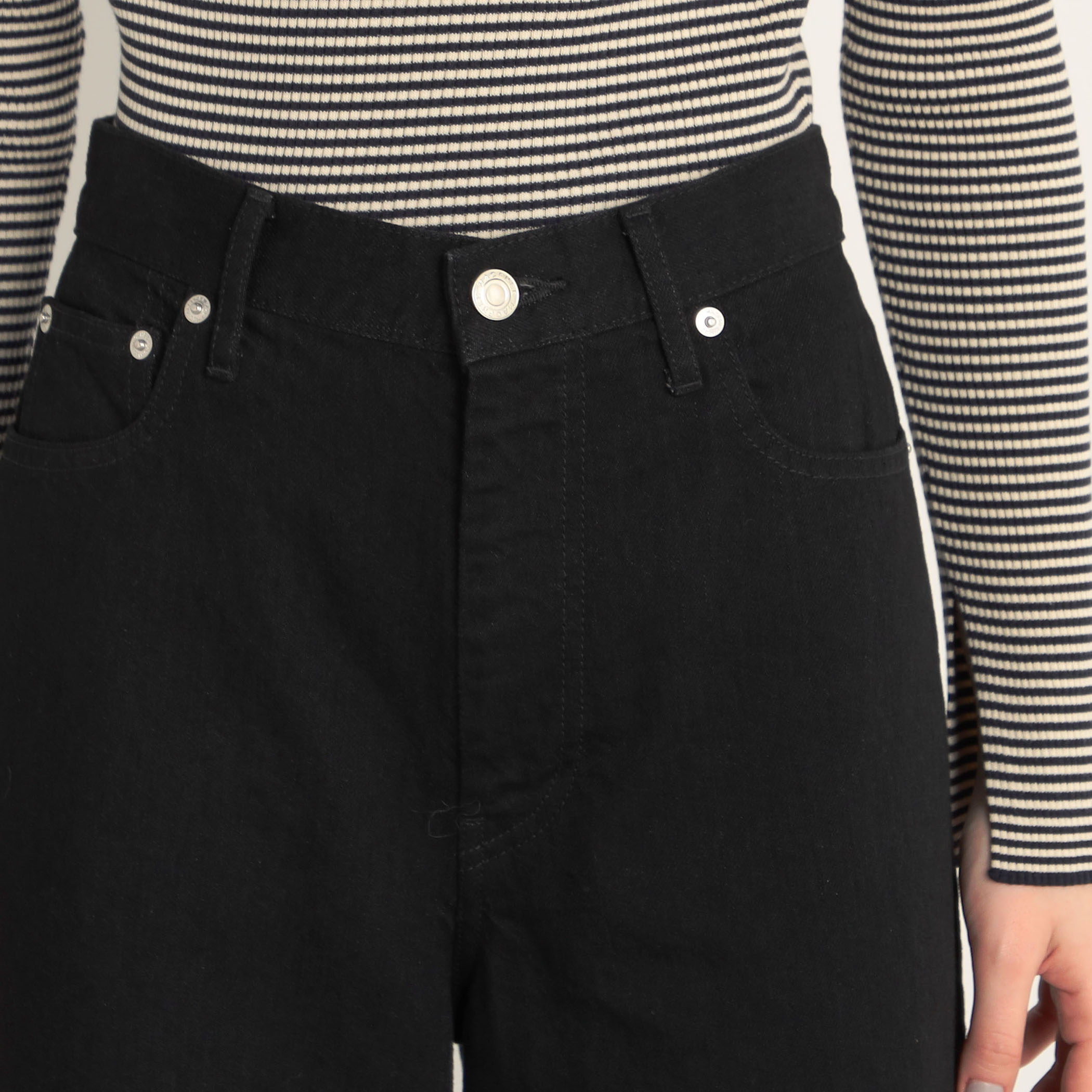 ブラックスラブデニム フレアクロップドパンツ｜トゥモローランド 公式通販