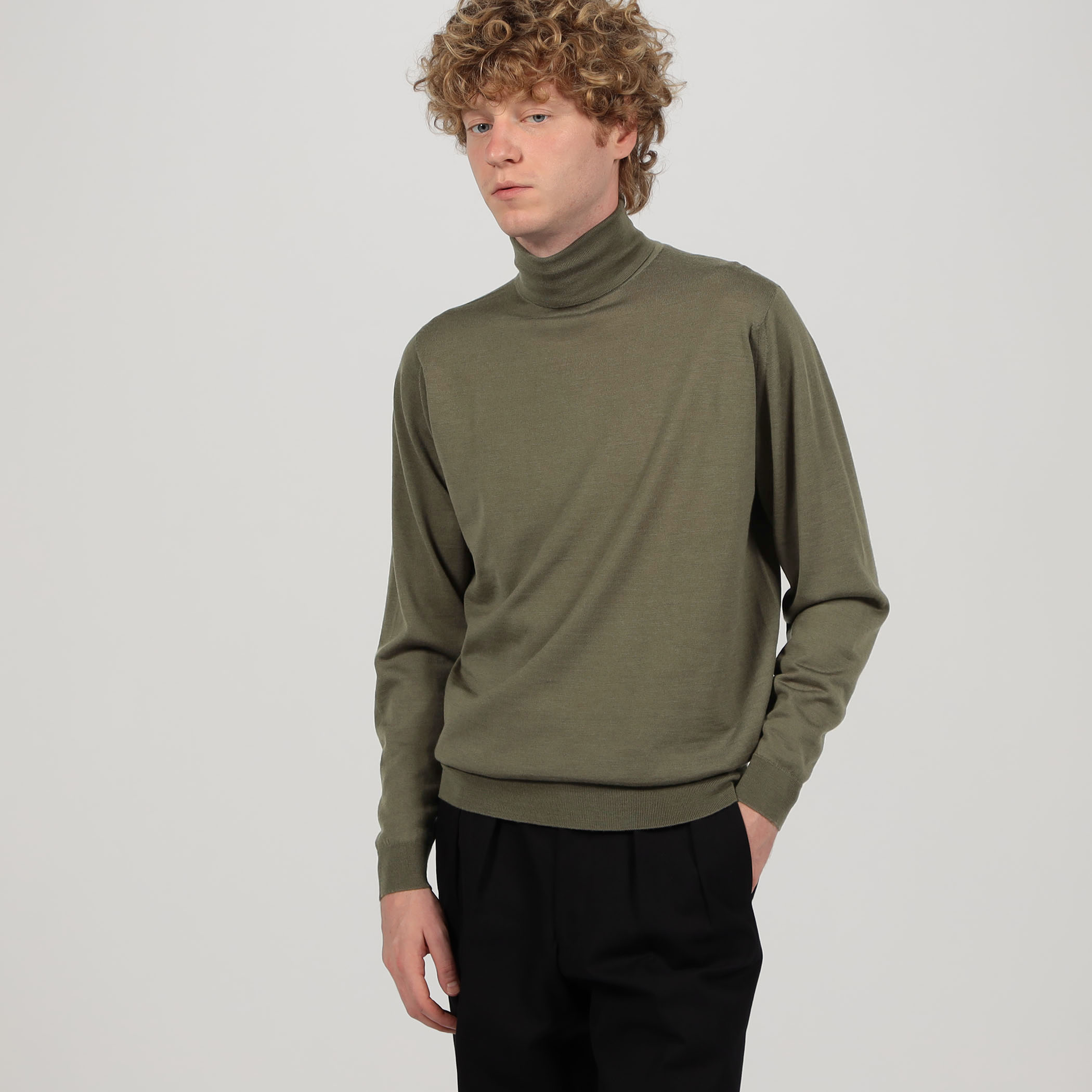 JOHN SMEDLEY LEVINE メリノウールタートルネックニット