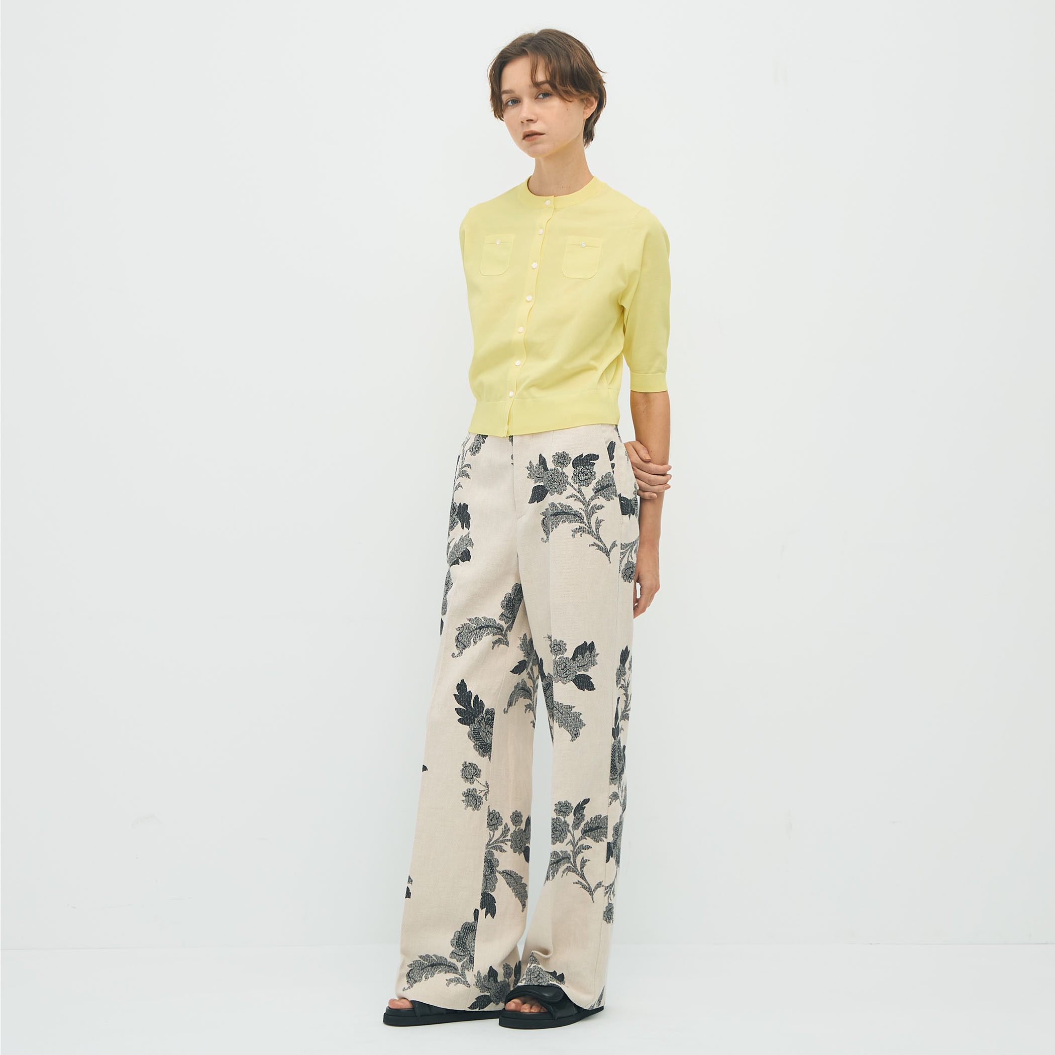 モノトーンフラワープリント フレアパンツ｜トゥモローランド 公式通販