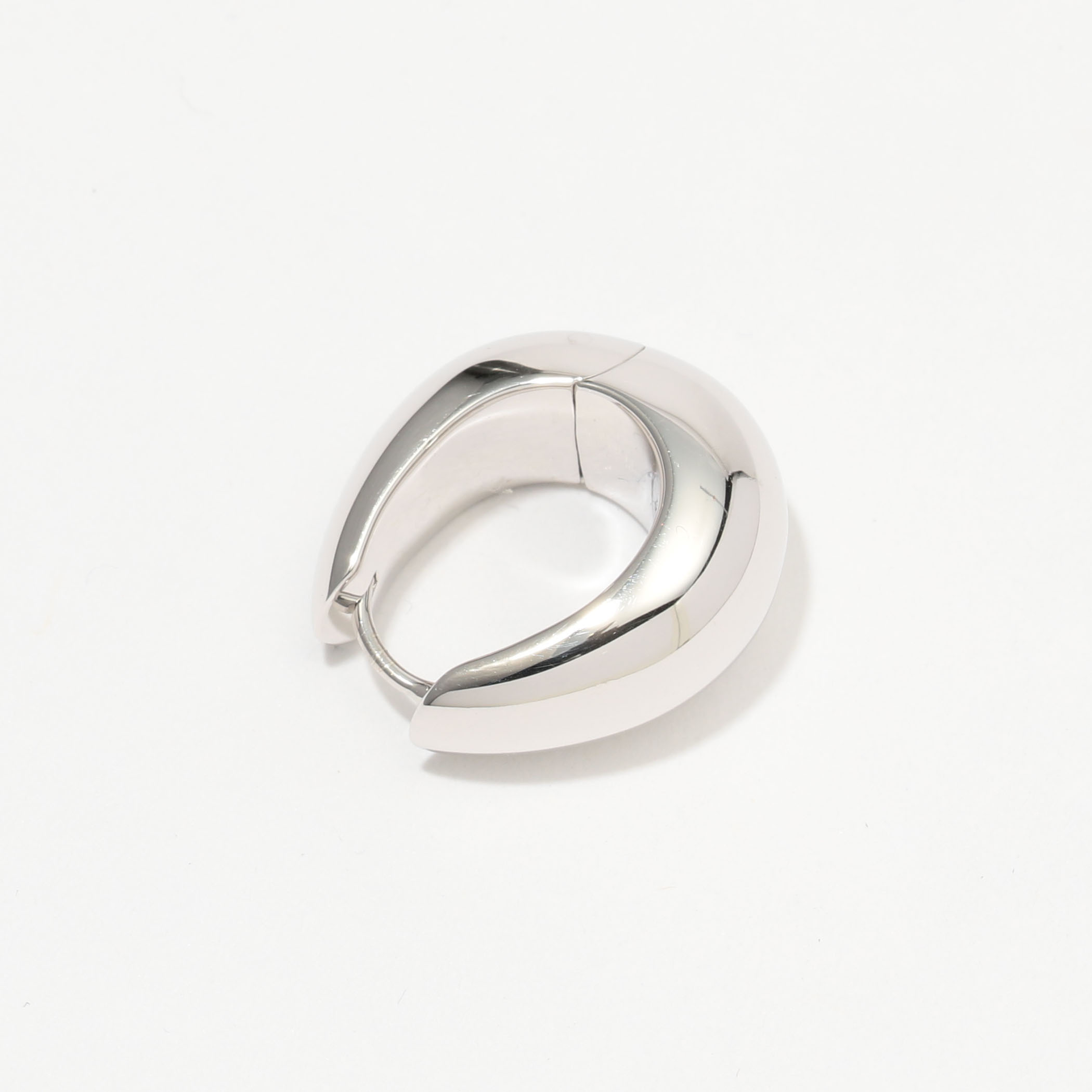 TOM WOOD Ice Hoop Medium シルバーピアス｜トゥモローランド 公式サイト