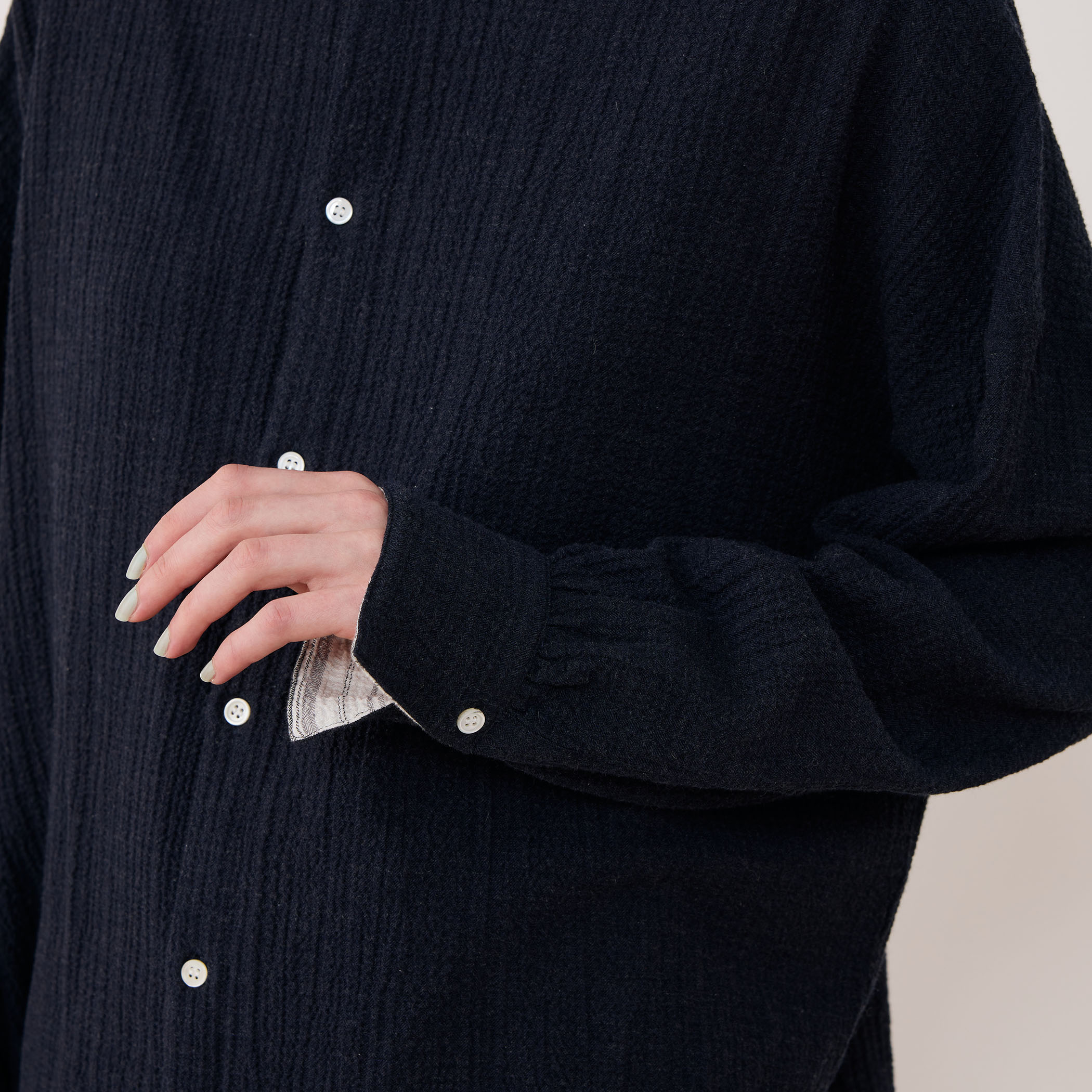 エアリーサッカー スタンドカラーロングシャツ｜トゥモローランド 公式通販