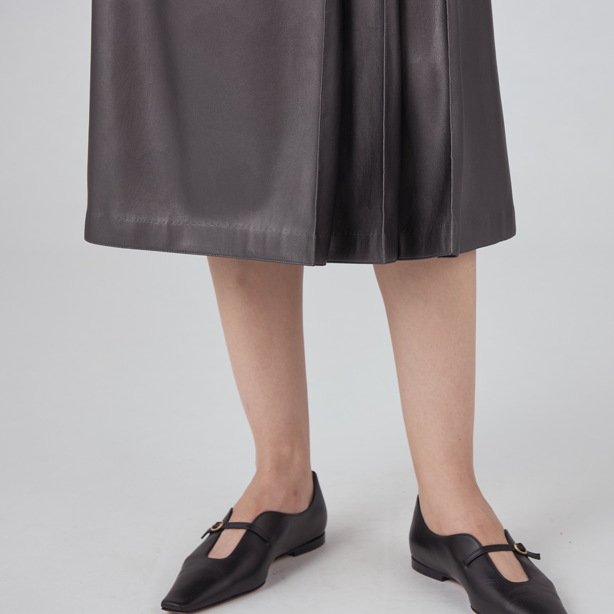 ロイヤルレザーライククロス アシンメトリープリーツスカート