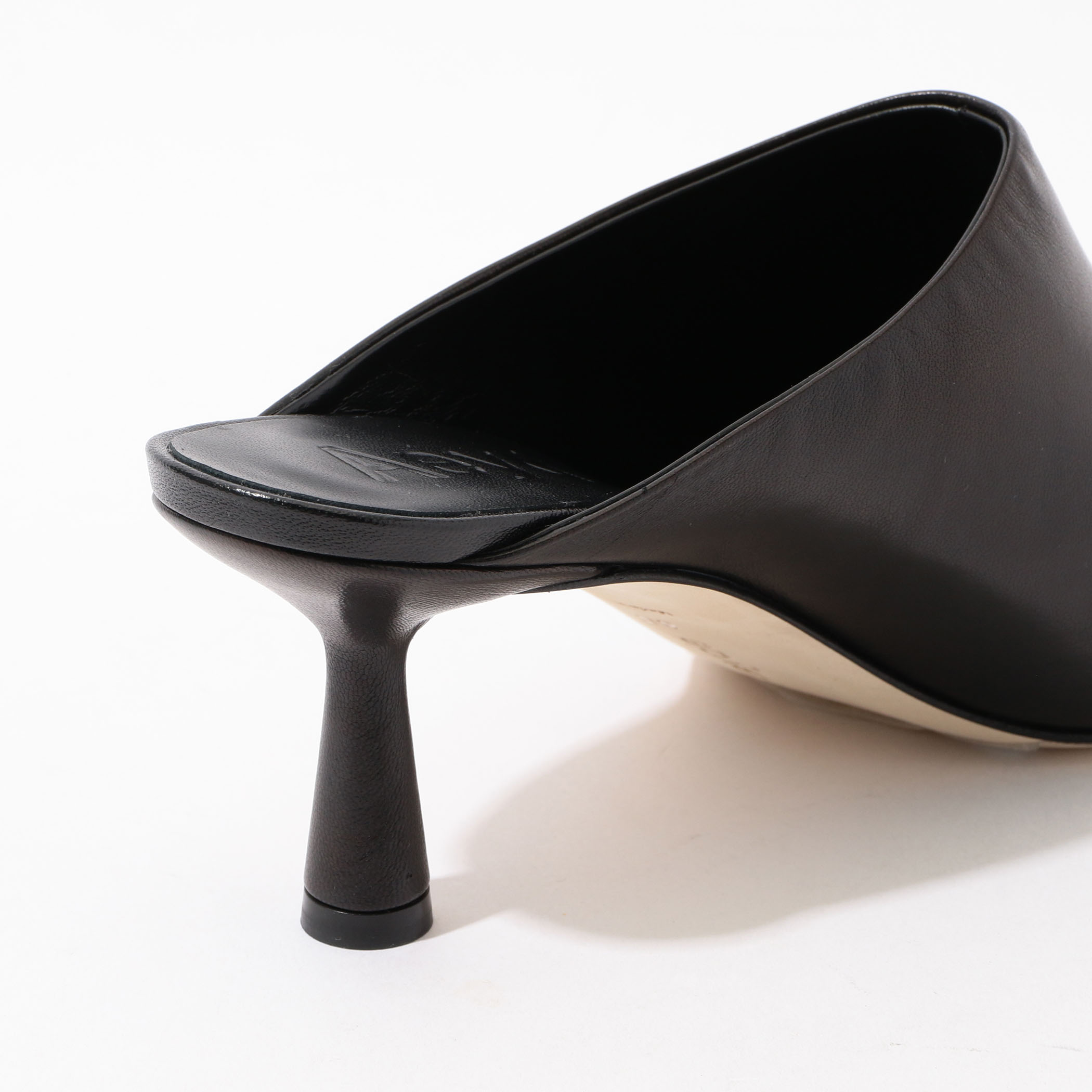 【関税込み】Aeyde ブラック Maeve レザー ヒールサンダル Black Maeve Leather Heeled Sandals by Aeyde on Sale