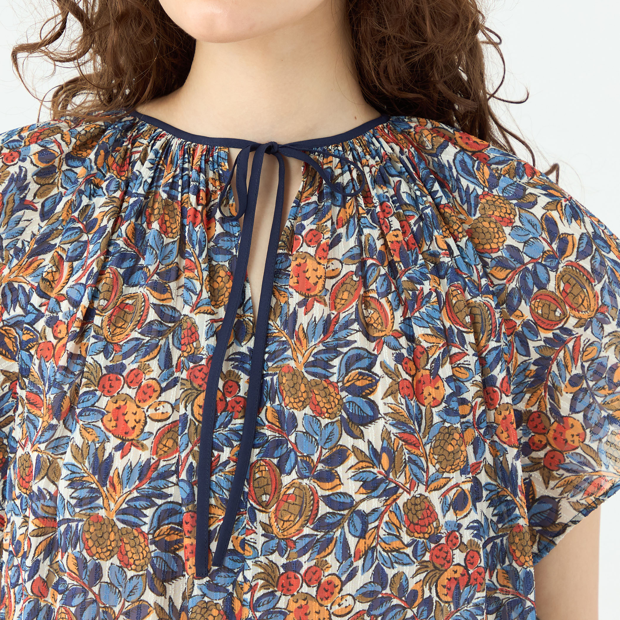 ポリエステルプリント ギャザーフレアブラウス｜トゥモローランド 公式通販