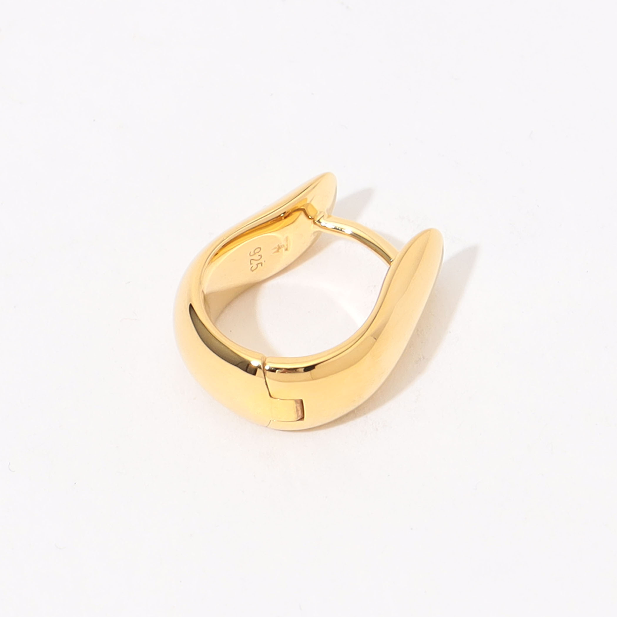 TOM WOOD Oyster Hoops S Gold|トゥモローランド 公式通販 TOM WOOD Oyster Hoops S Gold|トゥモローランド 公式通販