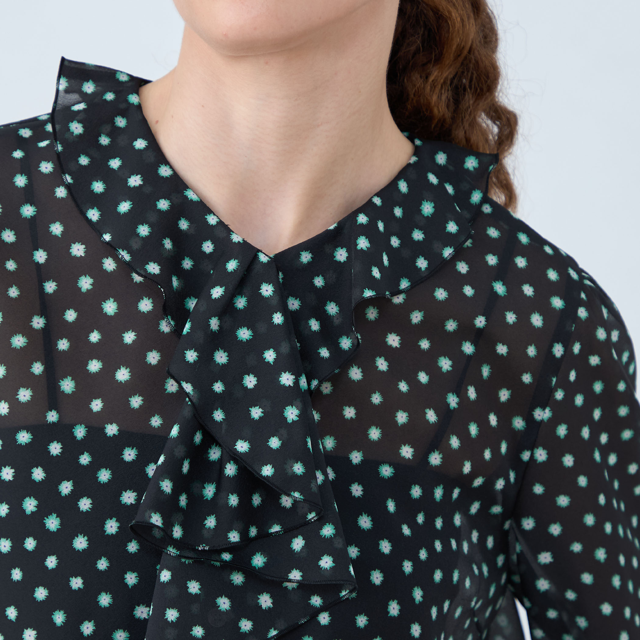 □シアーフラワープリント フレアータイブラウス｜トゥモローランド