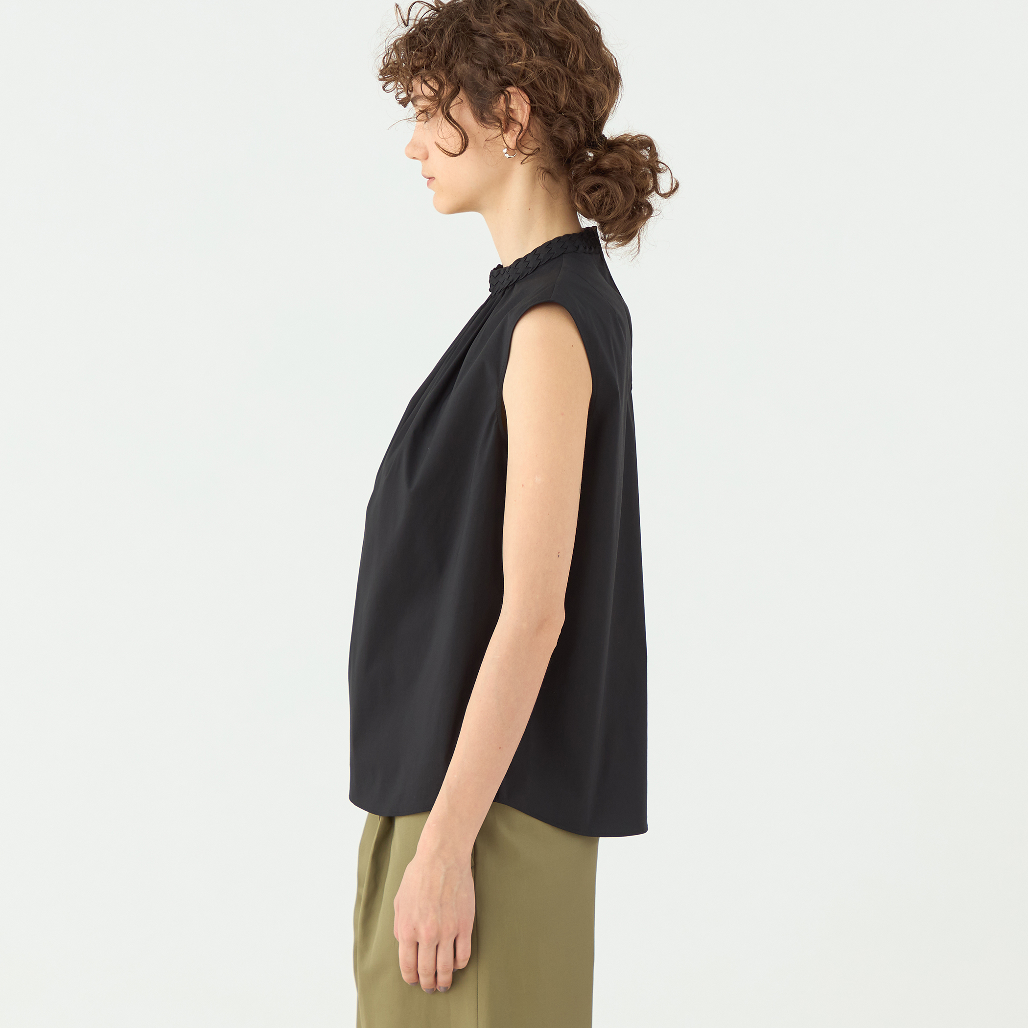 ストレッチブロード ハイネックブラウス｜トゥモローランド 公式通販