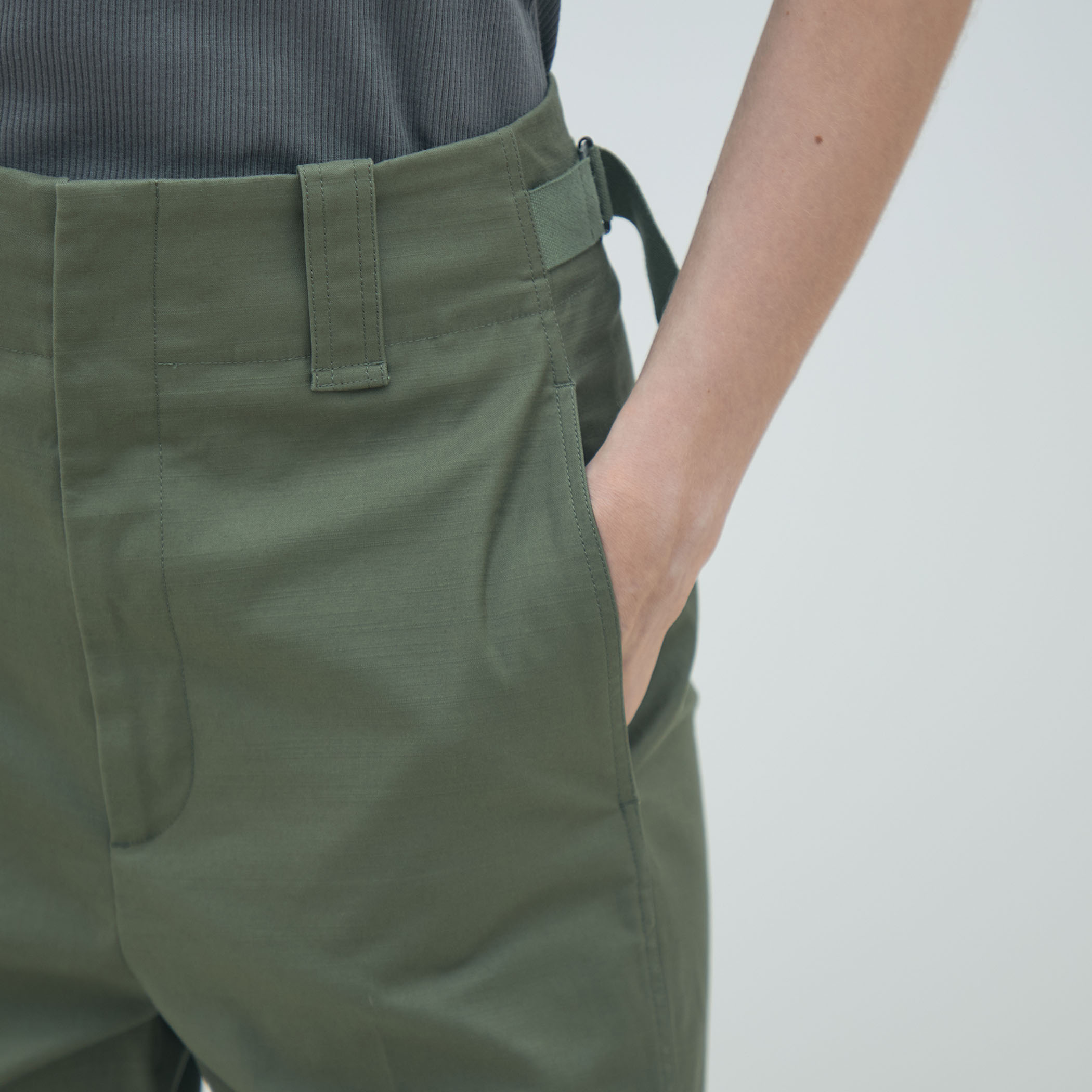 バックサテンスラブストレッチ テーパードパンツ｜トゥモローランド