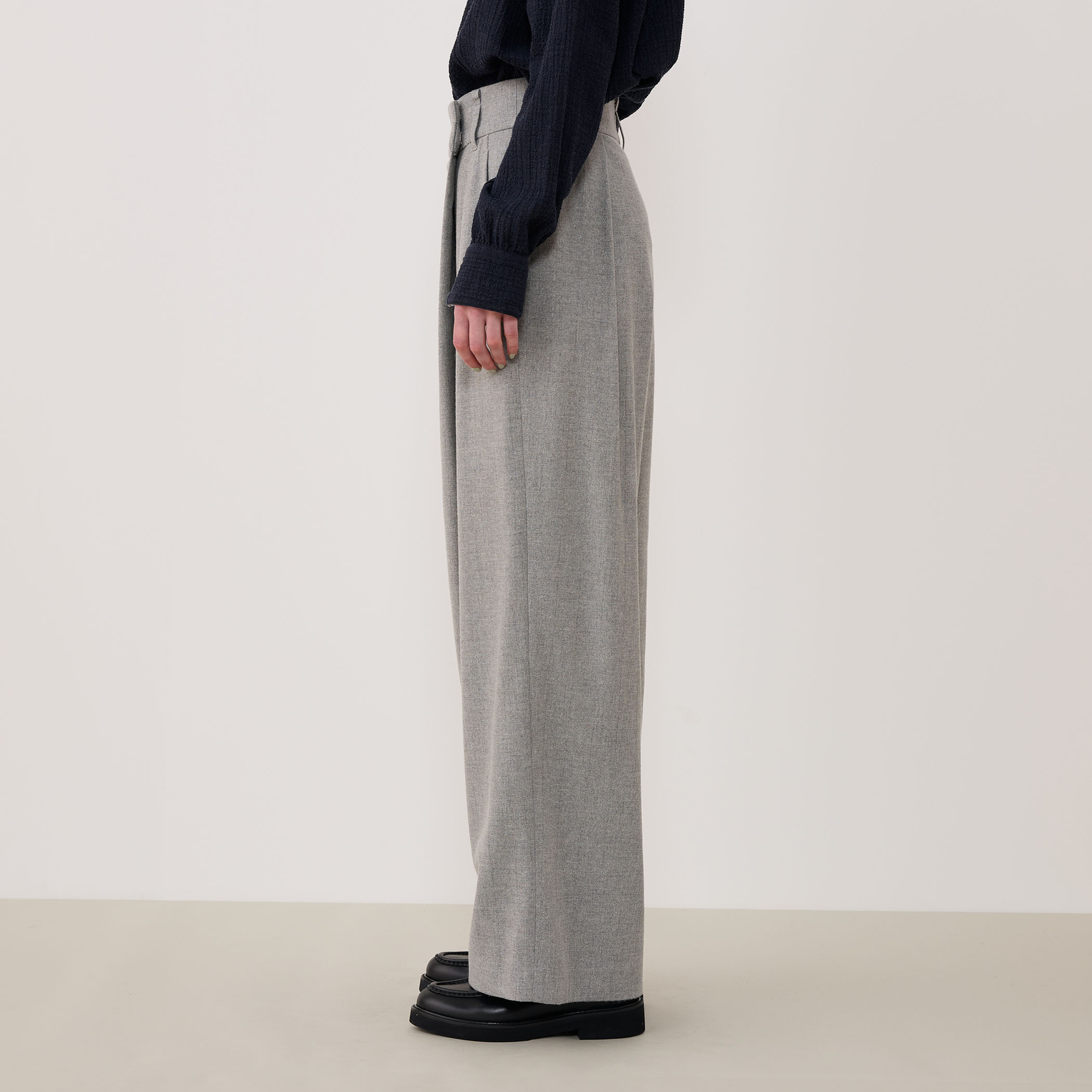 グリッターストライプ ワンサイドタックスラックス｜トゥモローランド