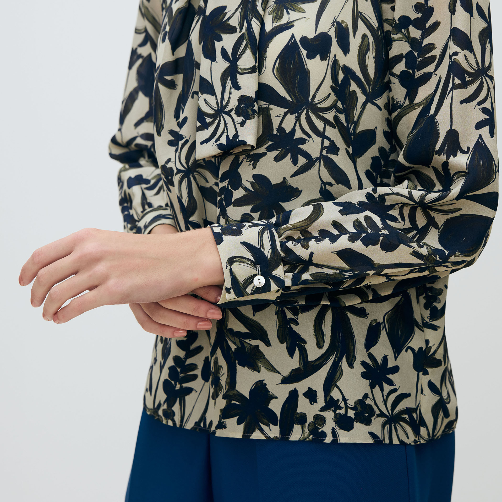 ホヤリーフプリント フロントタイブラウス｜トゥモローランド 公式通販