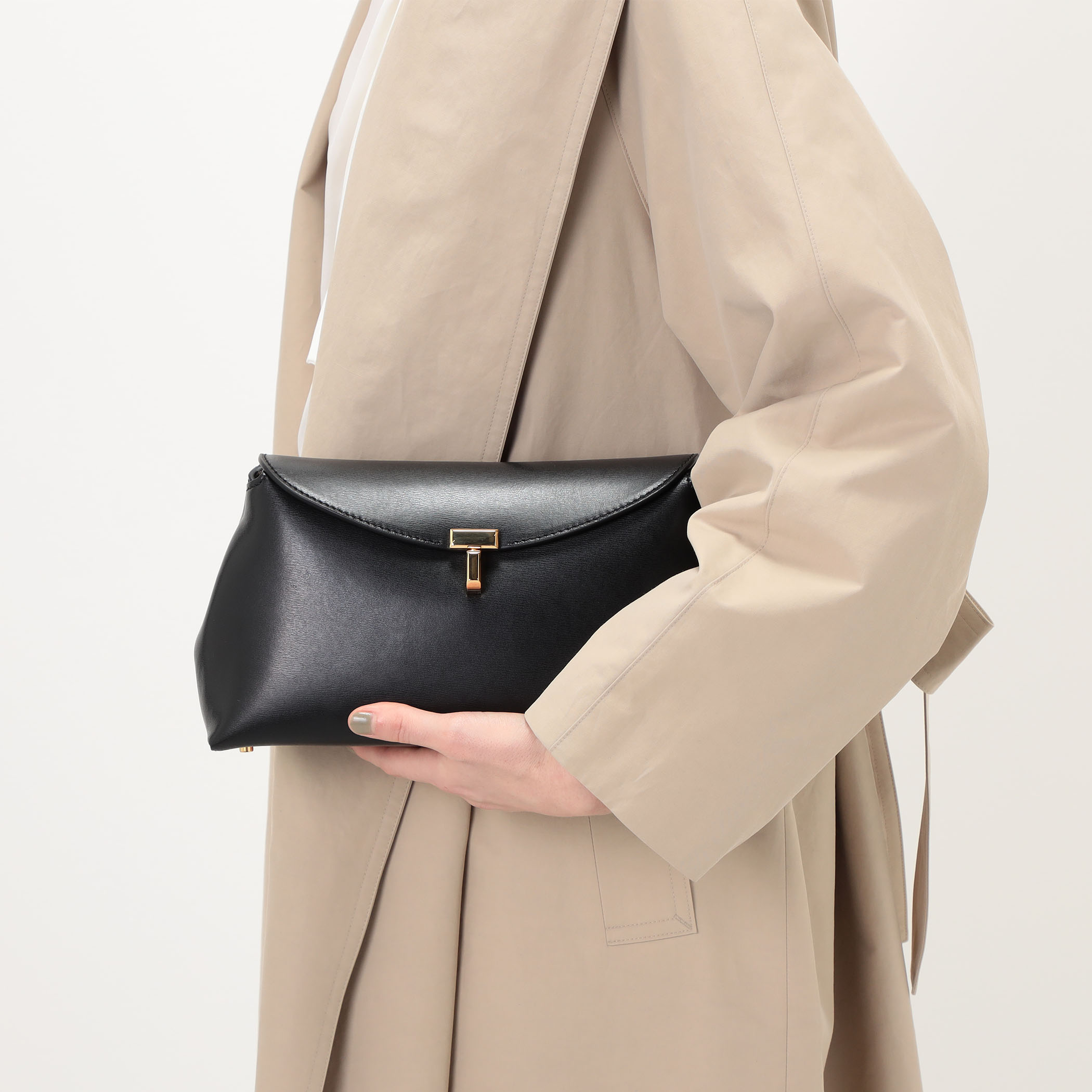 TOTEME T-lock Clutch バッグ｜トゥモローランド 公式通販