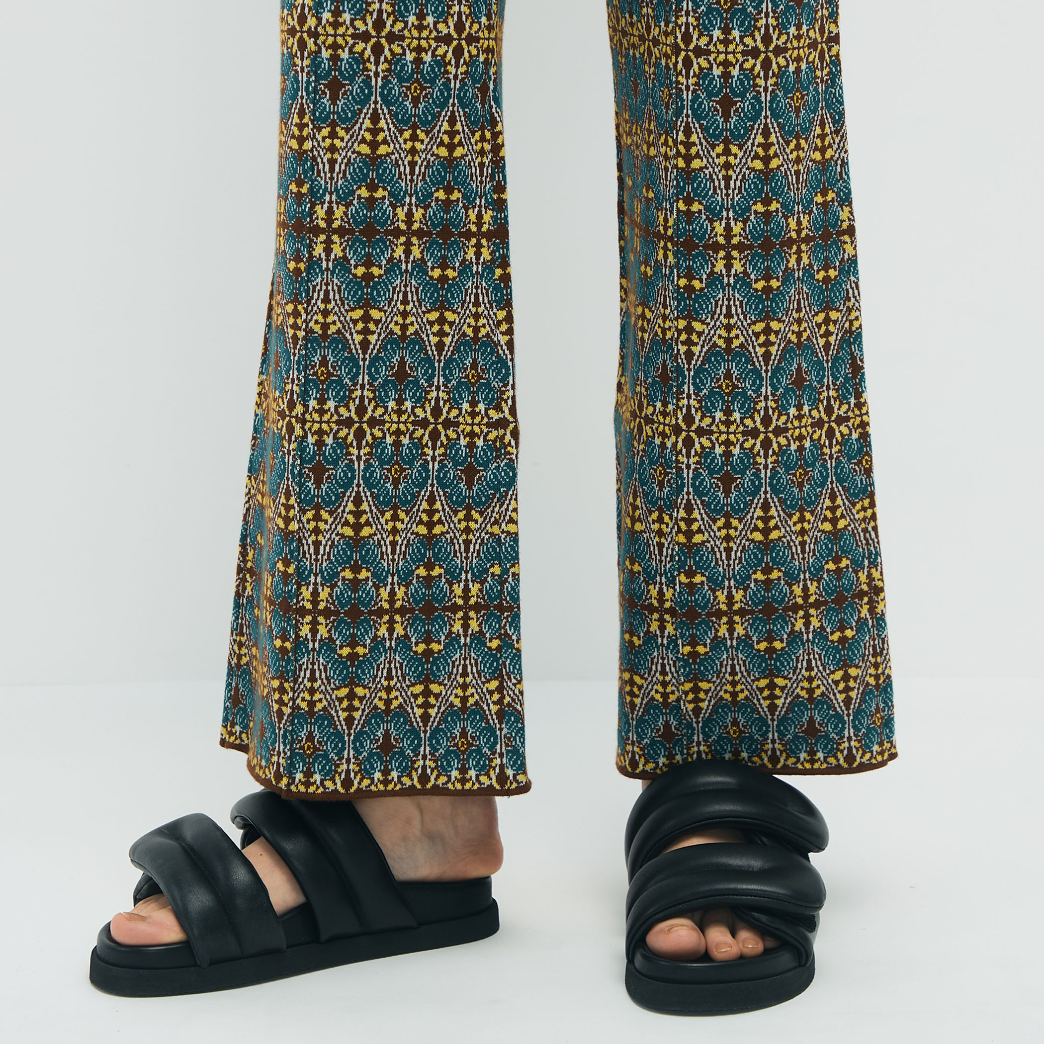 CABaN コットンカシミヤ フラワータイルジャカード フレアパンツ caban（キャバン）の「□コットンカシミヤ フラワータイルジャ