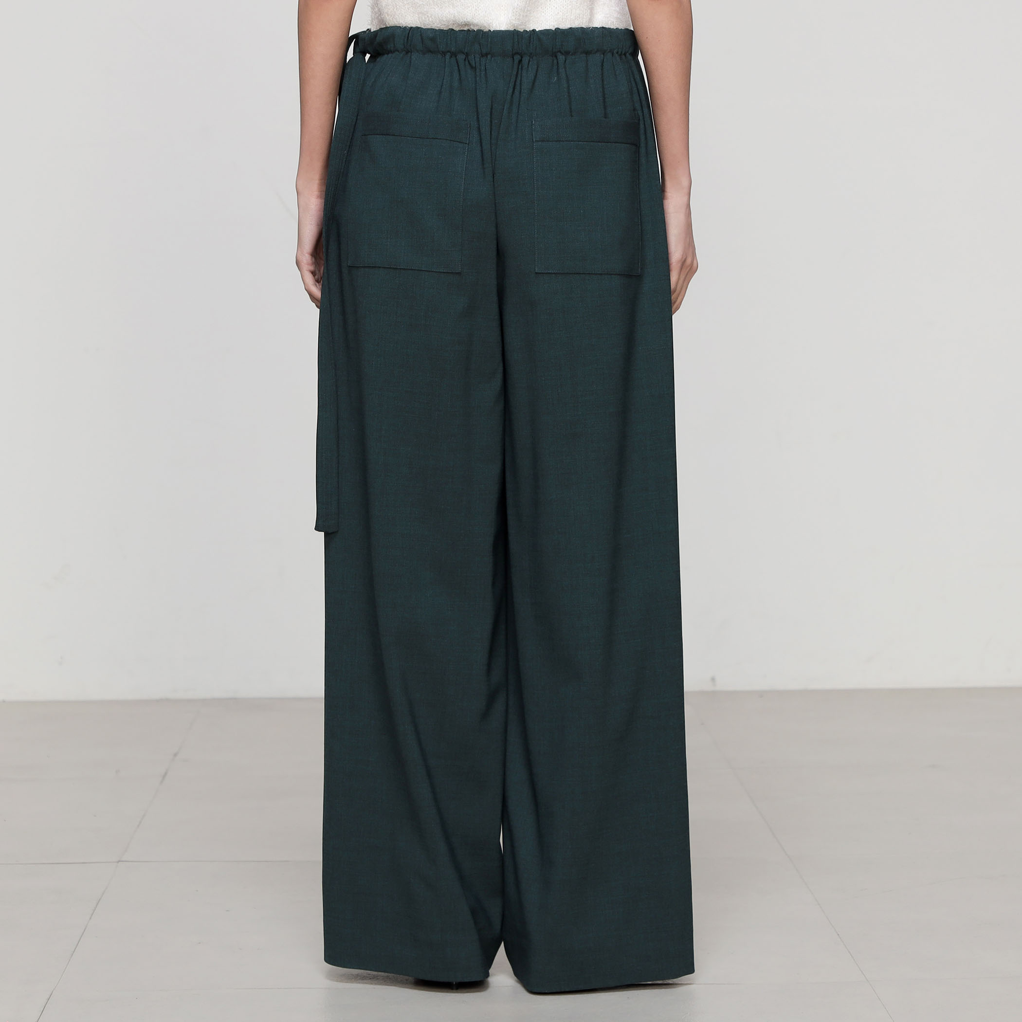 ウールトロ ドローストリングパンツ｜トゥモローランド 公式通販