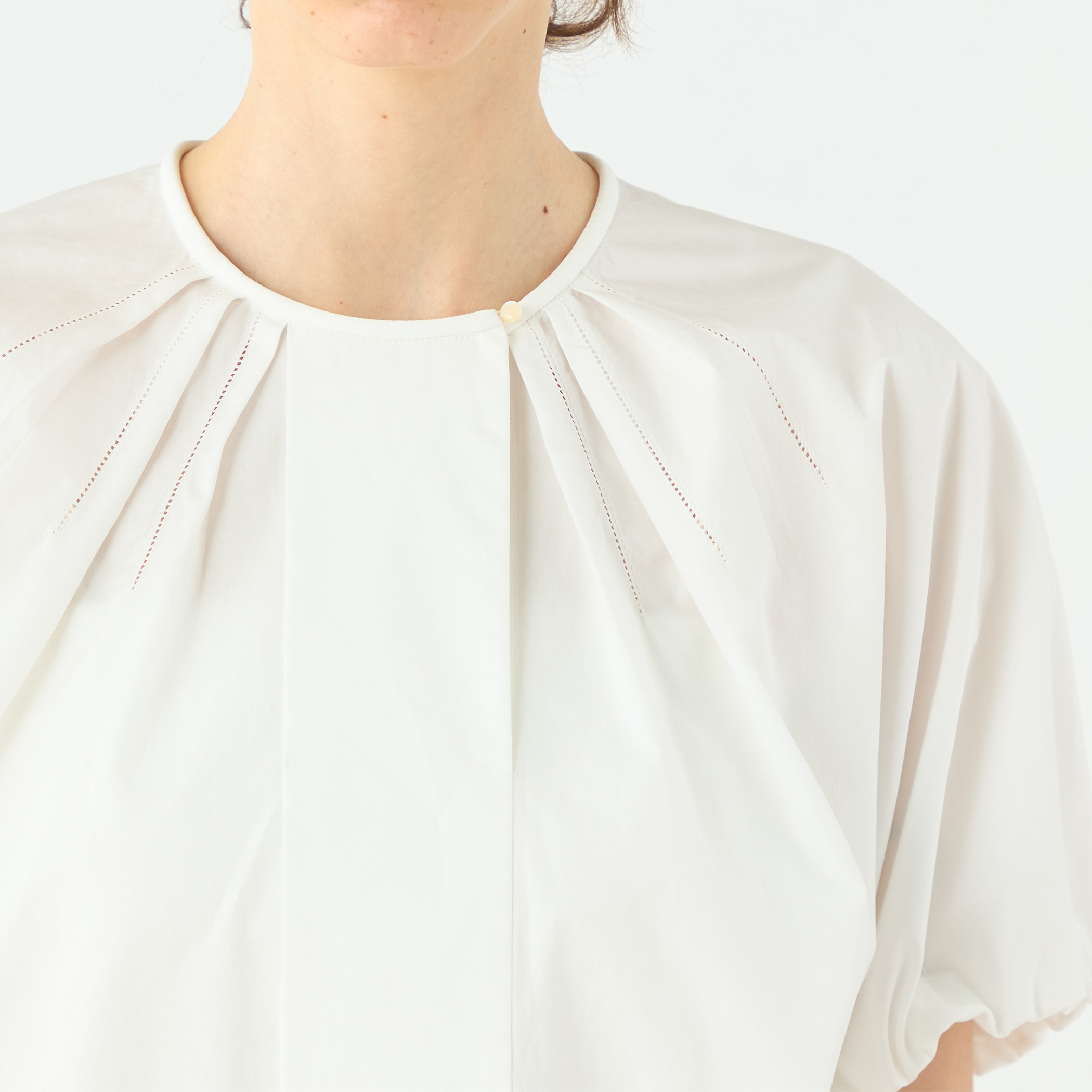 美品❣️TOMORROWLAND コンパクトブロードタックブラウス 24SS item9b3eda8aa3b411ee95890242ac