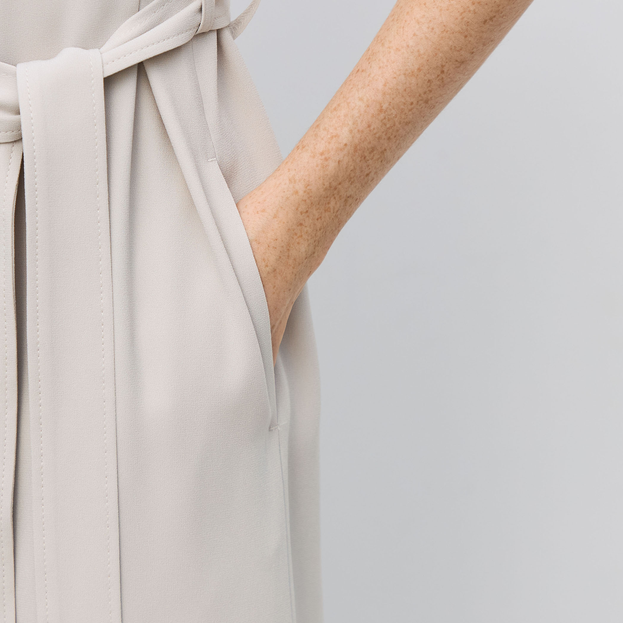 ジョーゼットサテン ベルテッドジャンプスーツ｜トゥモローランド 公式通販