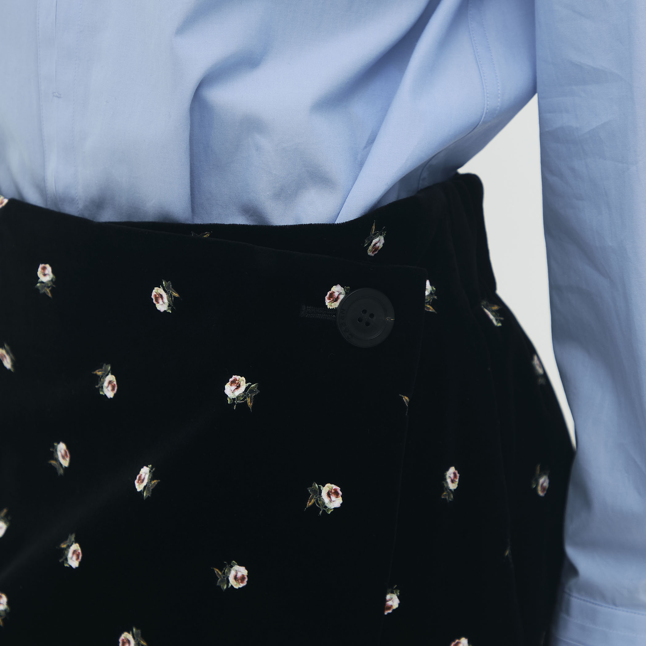 【新品タグ付き】CABaN ベロア PETIT ROSEプリントミニスカート ベロア PETIT ROSEプリントミニスカート｜トゥモローランド 公式通販