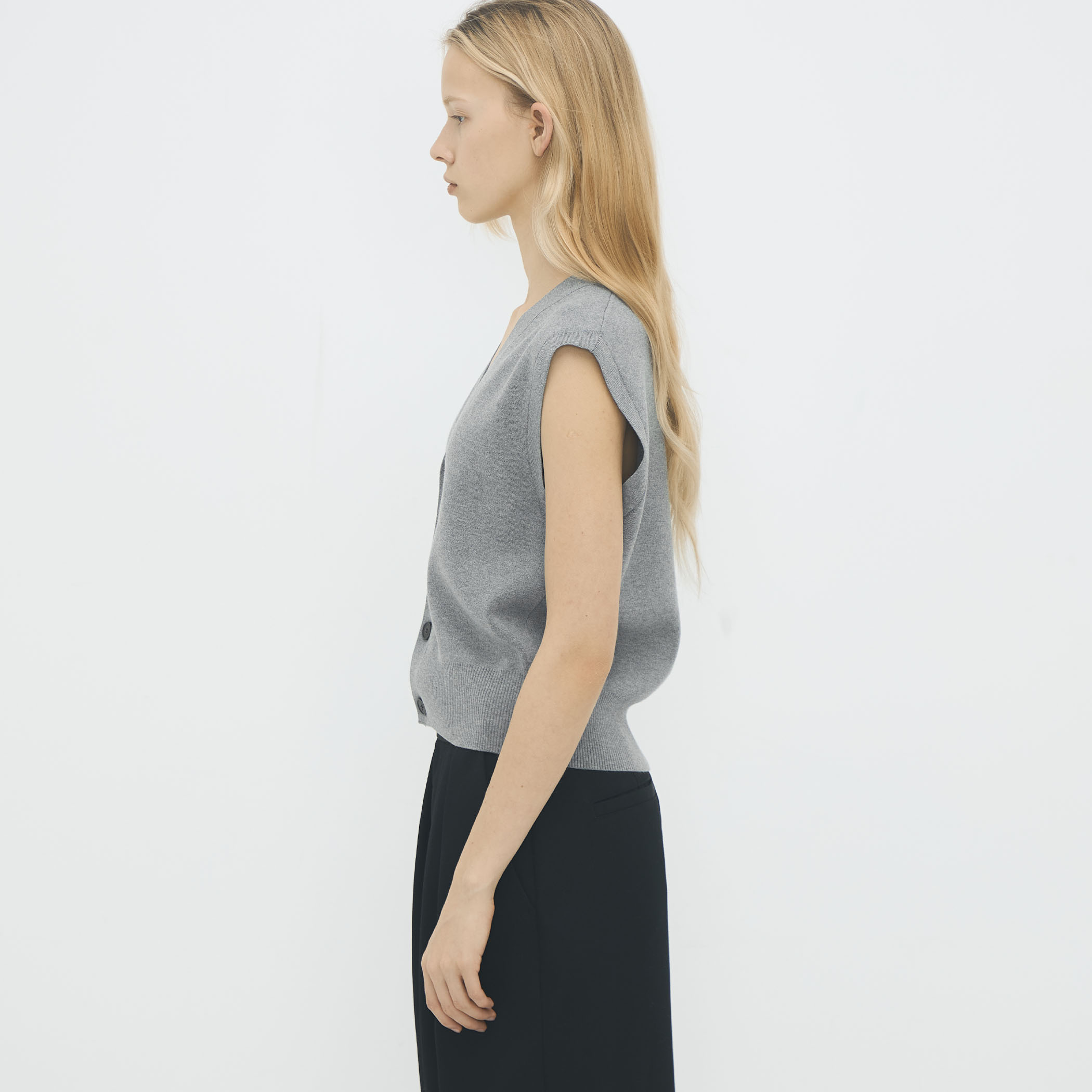 コットンカシミヤ Vネックドロップショルダーベスト｜トゥモローランド