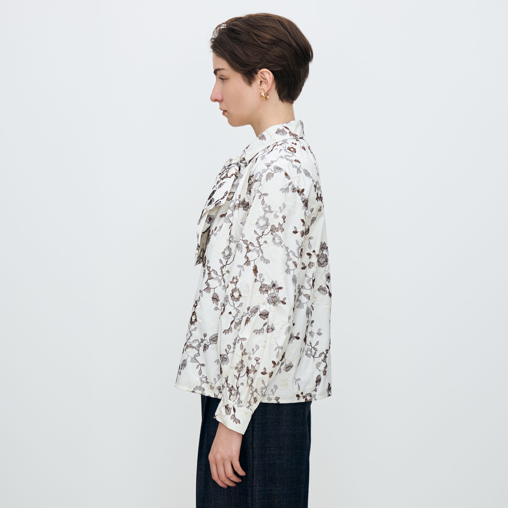 タフタフラワーエンブロイダリー ボリュームボウタイブラウス