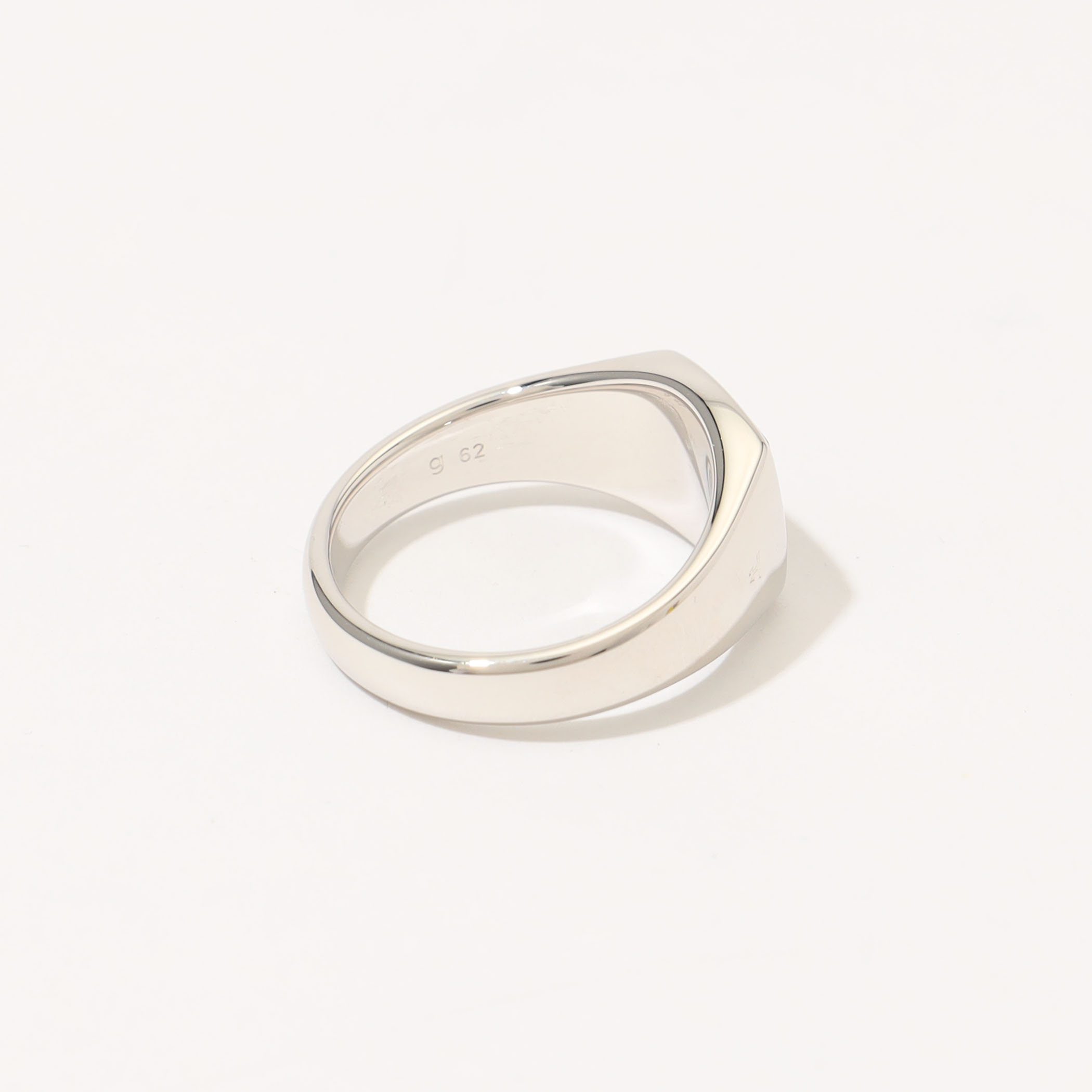 TOM WOOD Kay Ring Polished Onyx｜トゥモローランド 公式通販