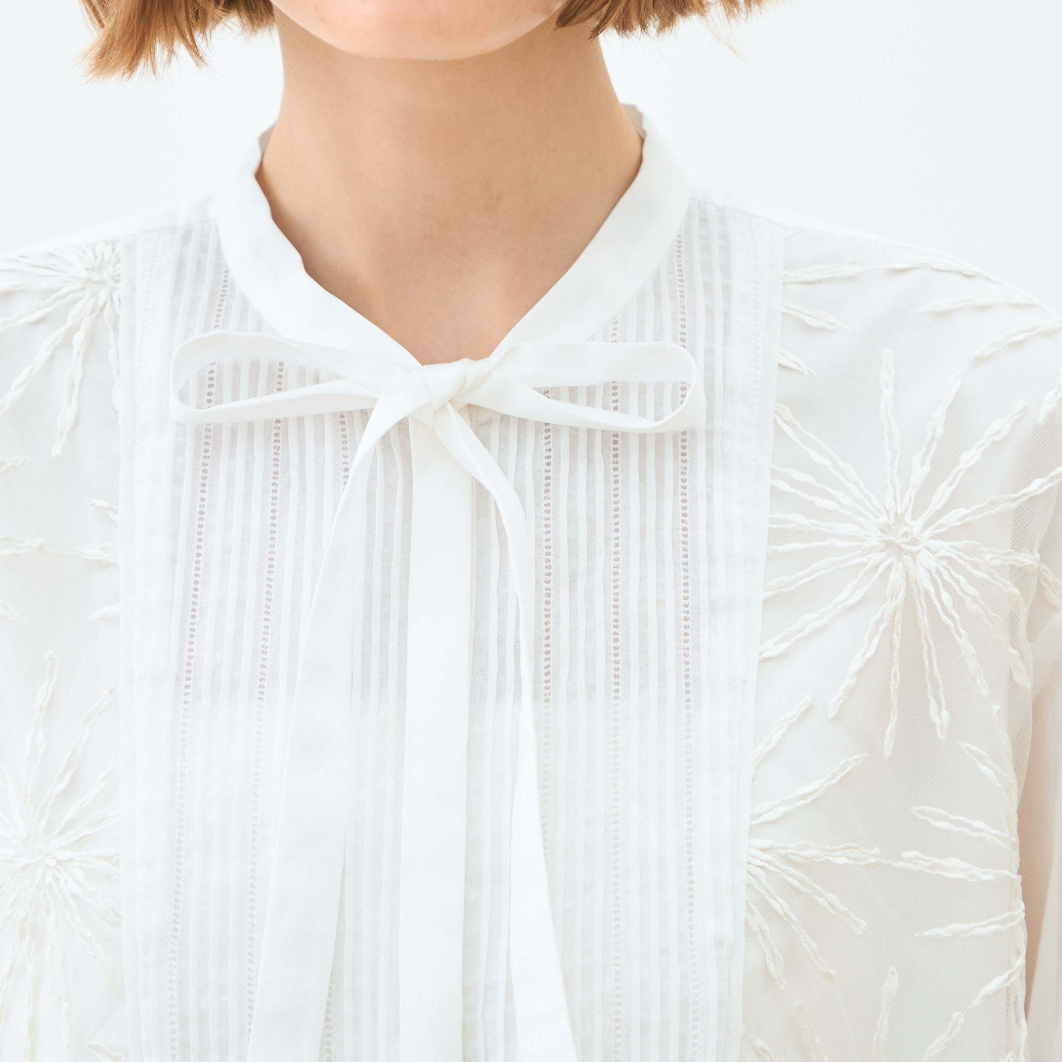 美品 トゥモローランド 2万円 ボウタイブラウス ホワイト 白 D327 美品 トゥモローランド 2万円 ボウタイブラウス ホワイト 白 D327