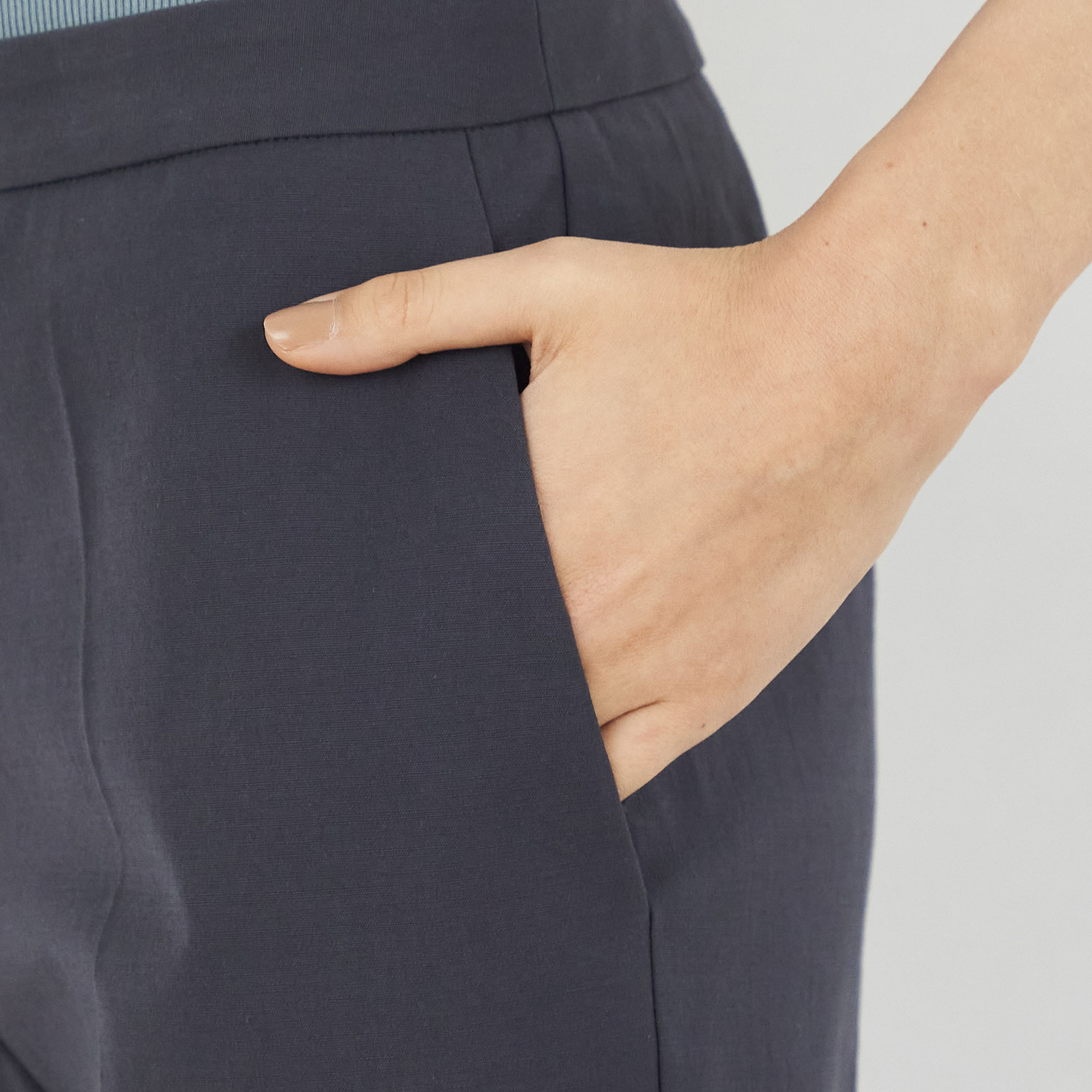 新品タグ付き✨トゥモローランド ドレーピーストレッチ シガレットパンツ 洗える ドレーピーストレッチ シガレットパンツ | maison TOMORROWLAND