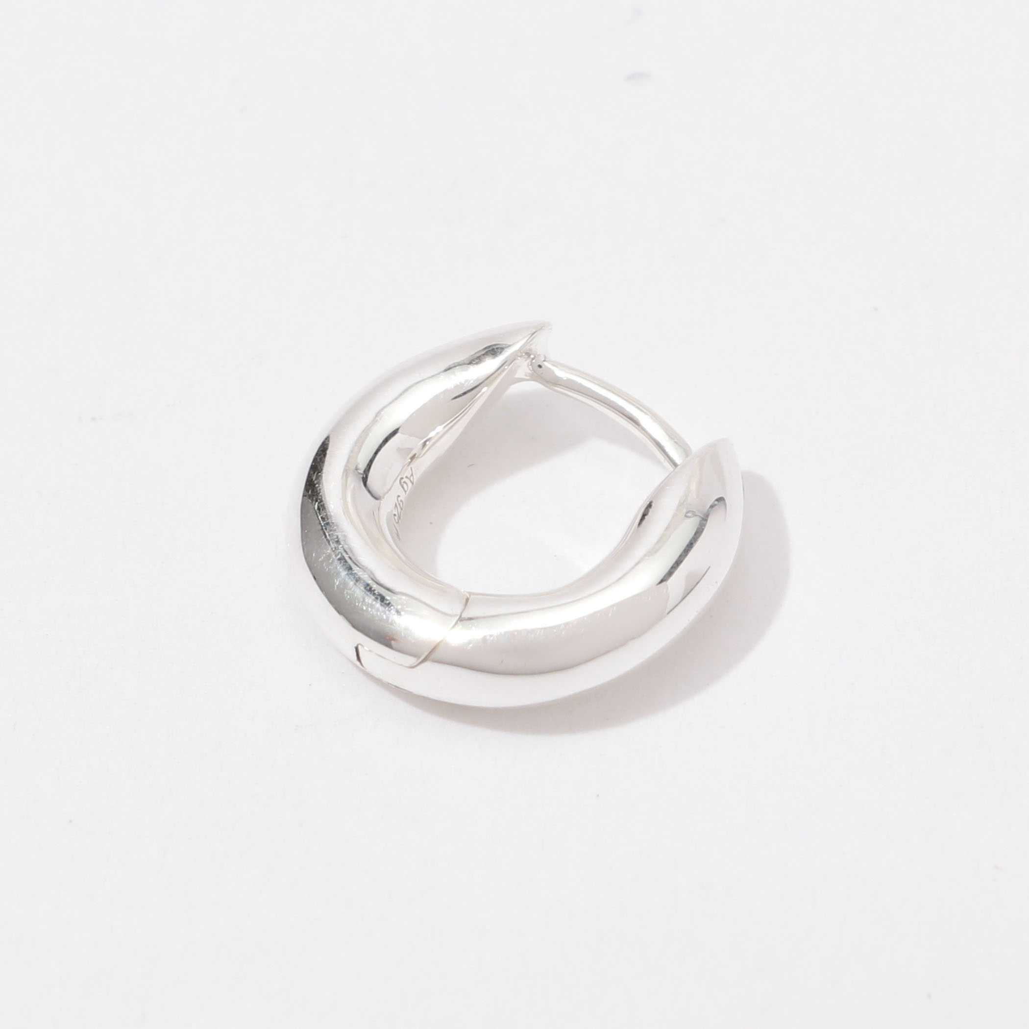 Annika Inez Wide Oblique Hoops S ピアス｜トゥモローランド