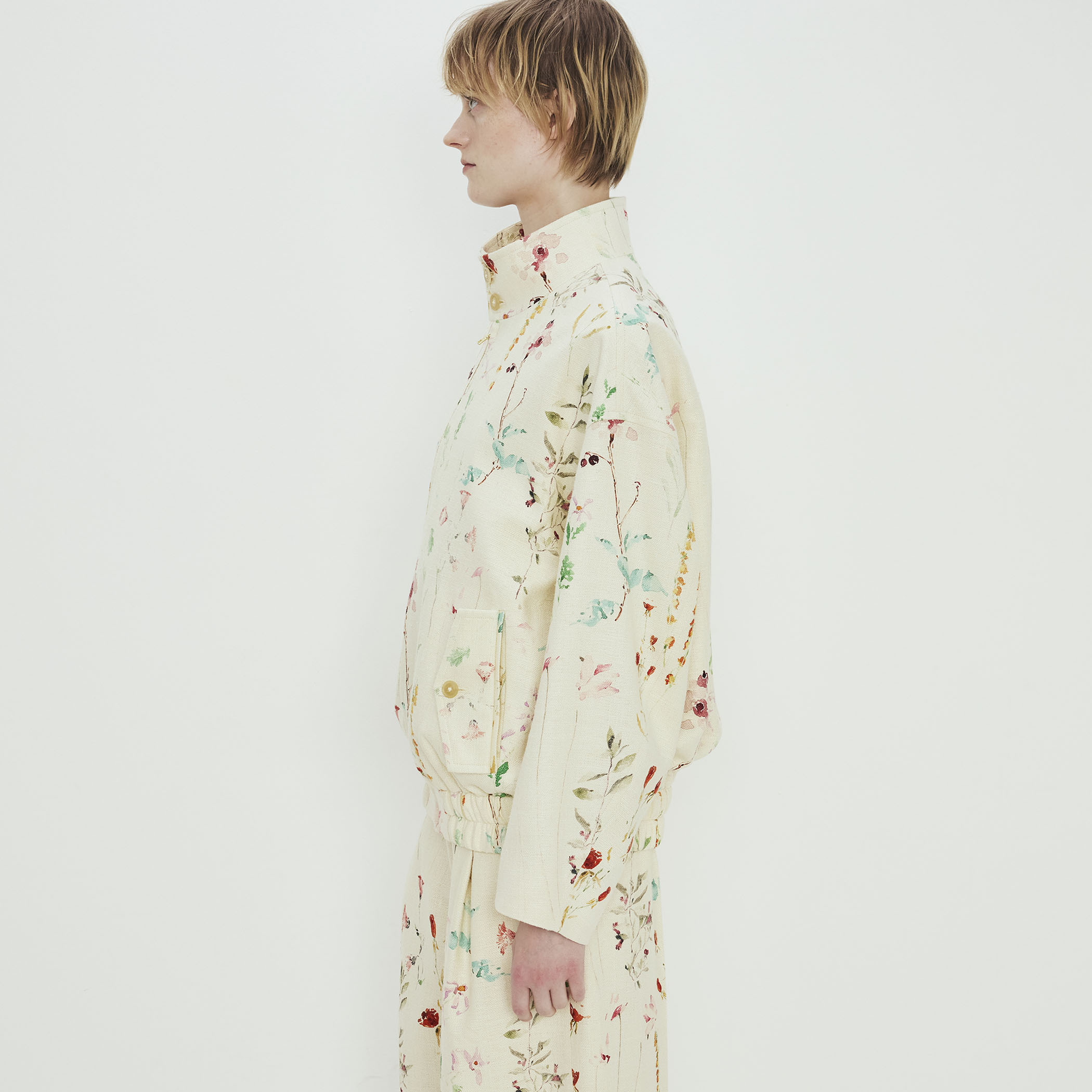 シルク フラワープリント スタンドカラーブルゾン｜トゥモローランド