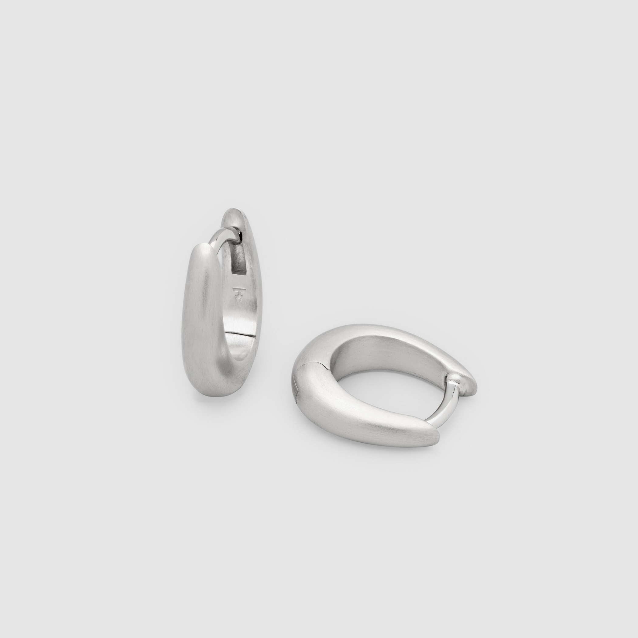 【別注】TOM WOOD×TOMORROWLAND Liz Huggies Satin ピアス