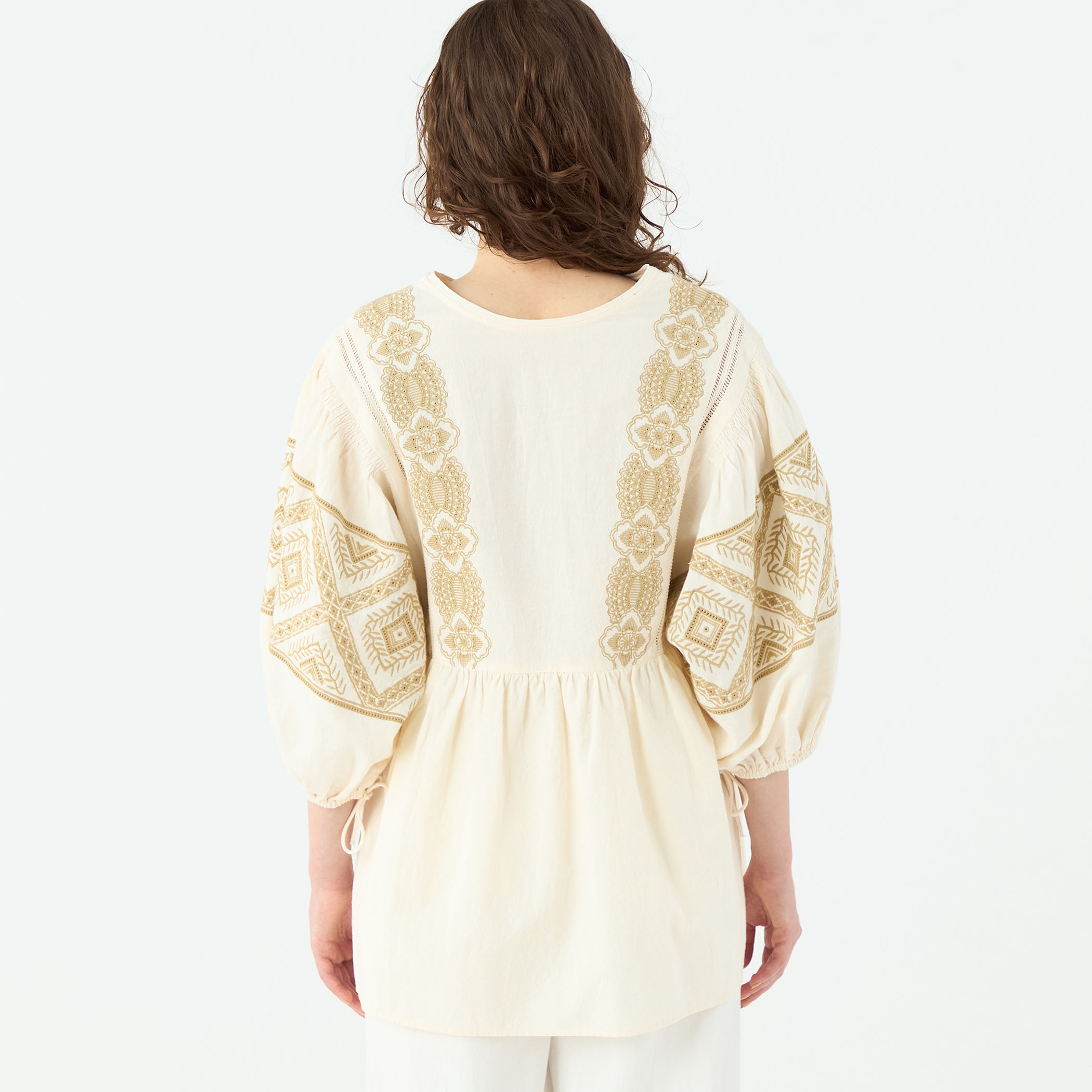 コットンエンブロイダリー ボリュームスリーブブラウス