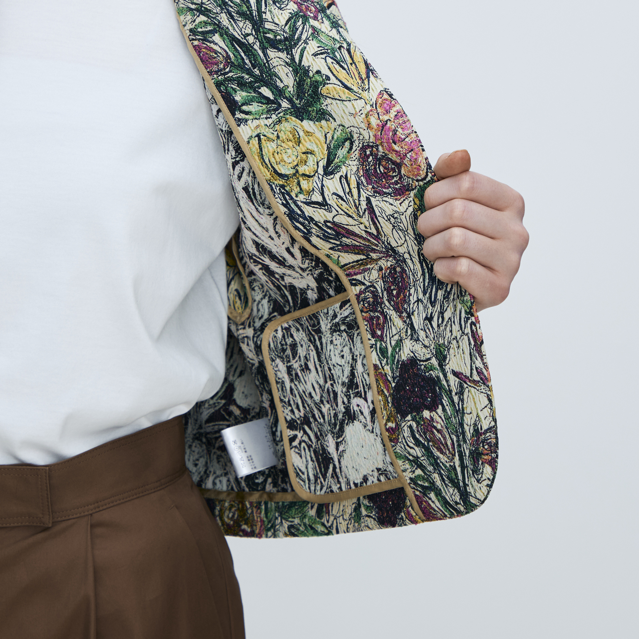 ビンテージフラワージャカード ワイドスリーブジレ｜トゥモローランド