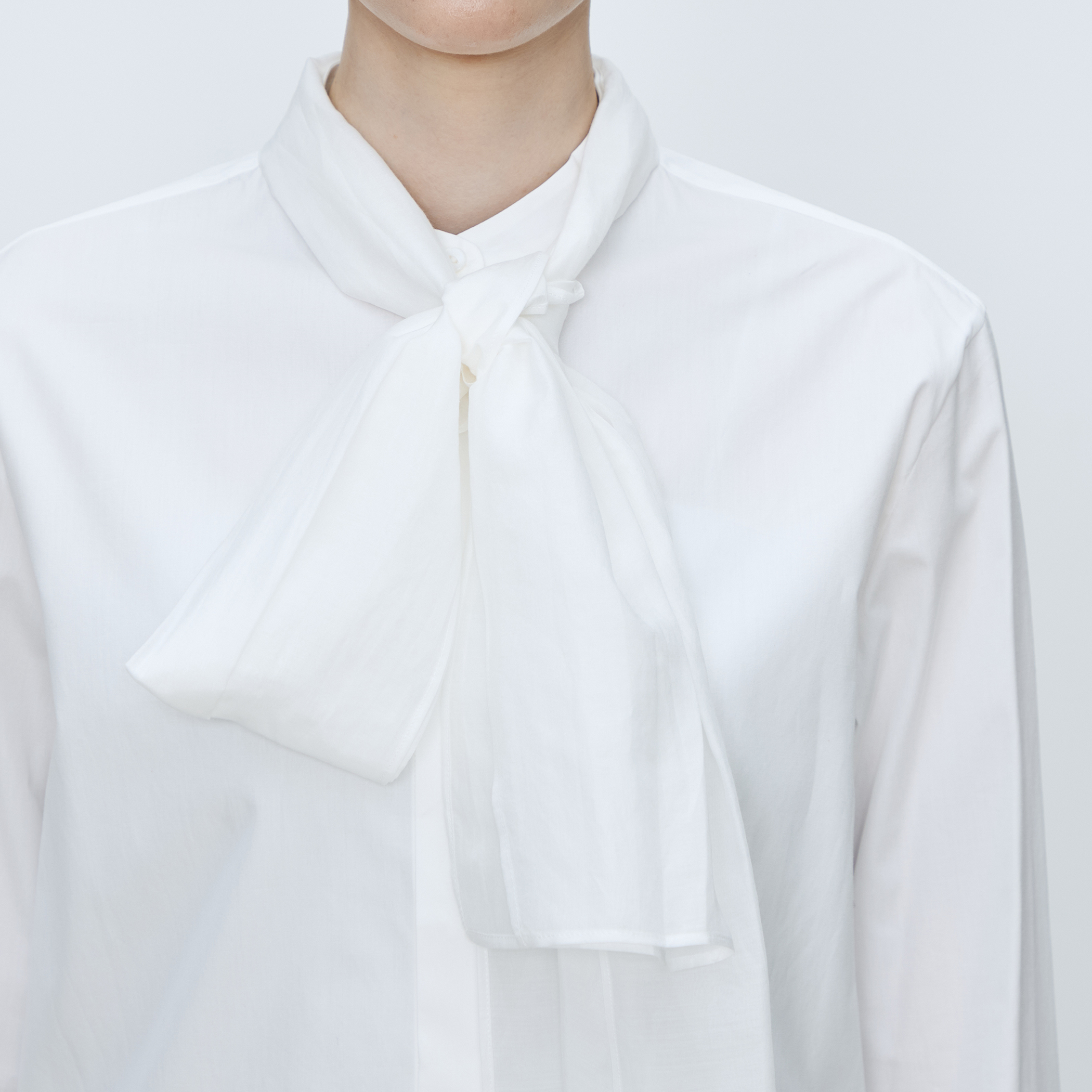 コンパクトブロード シフォンボウタイブラウス｜トゥモローランド 公式通販