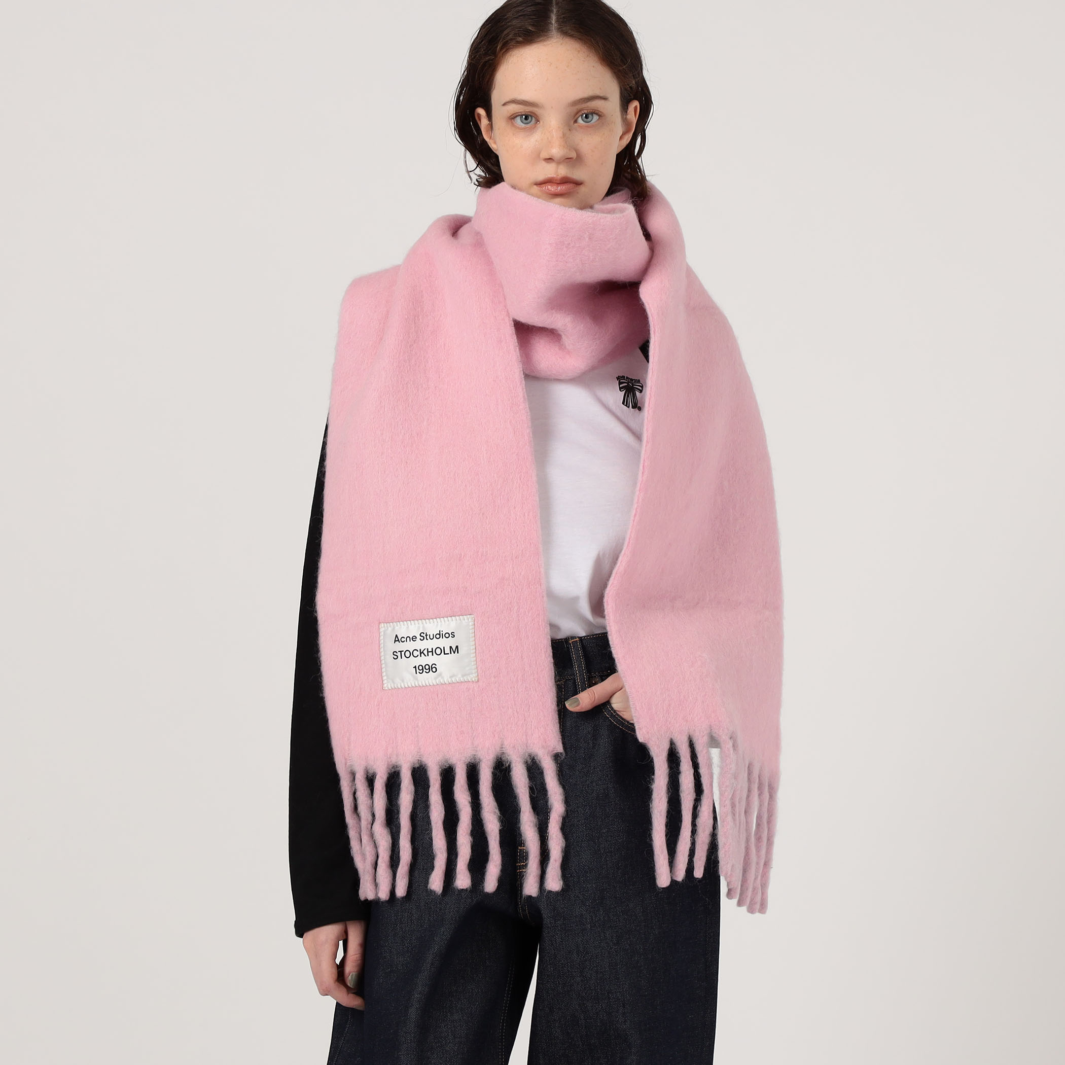 □Acne Studios ロゴフリンジスカーフ｜トゥモローランド 公式サイト