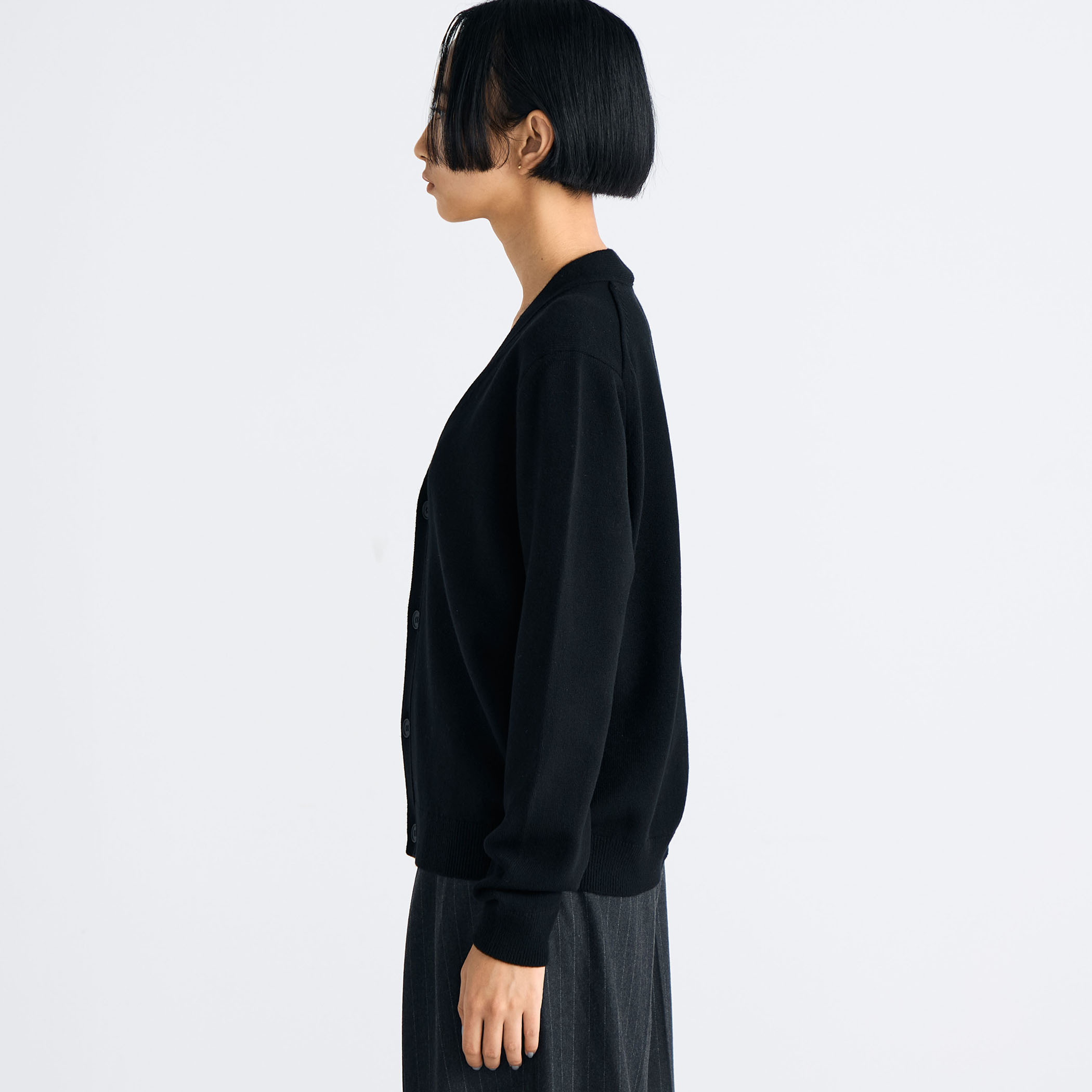 エクストラファインウール Vネックカーディガン｜トゥモローランド