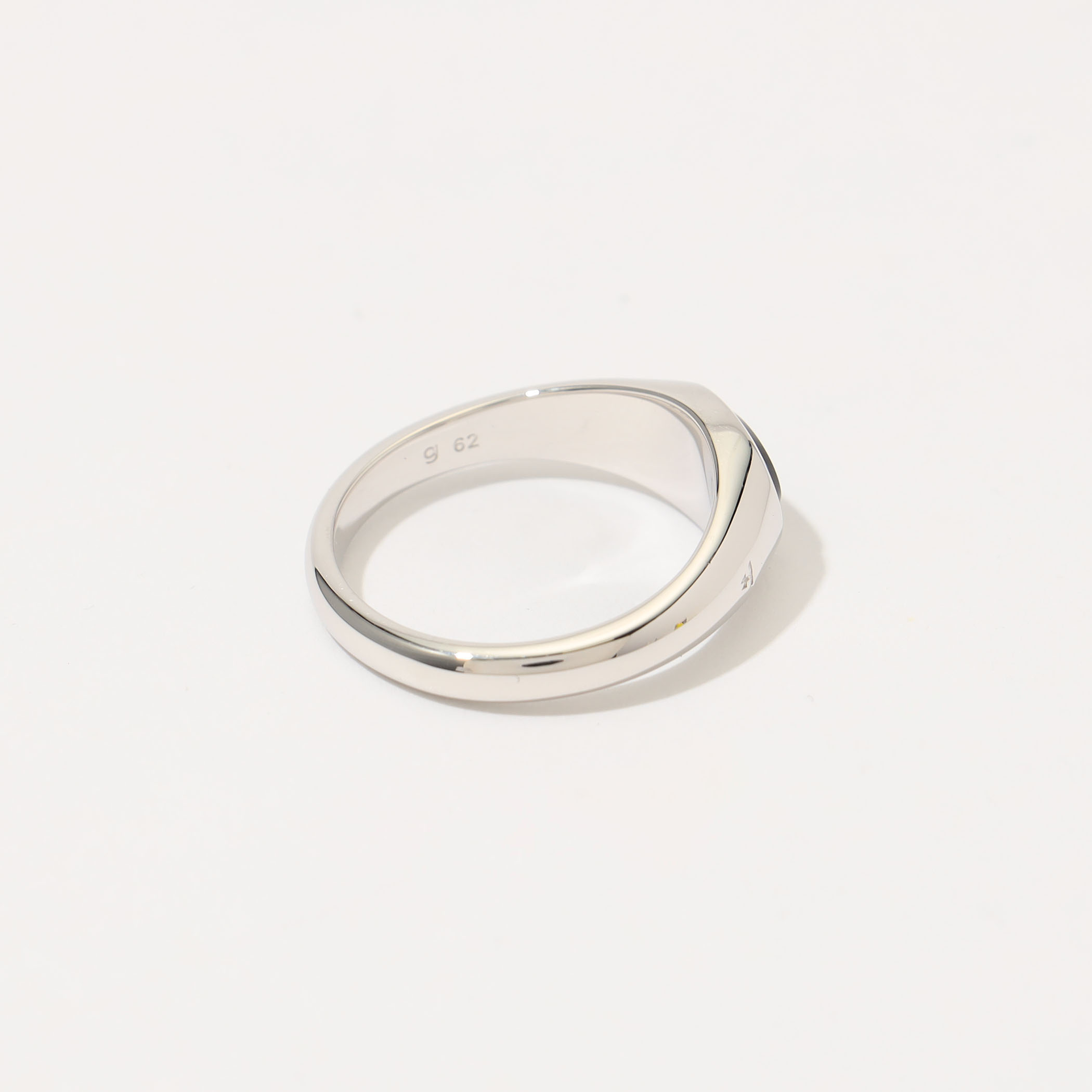 TOM WOOD Joe Ring Polished Onyx|トゥモローランド 公式通販 TOM WOOD Joe Ring Polished Onyx|トゥモローランド 公式通販