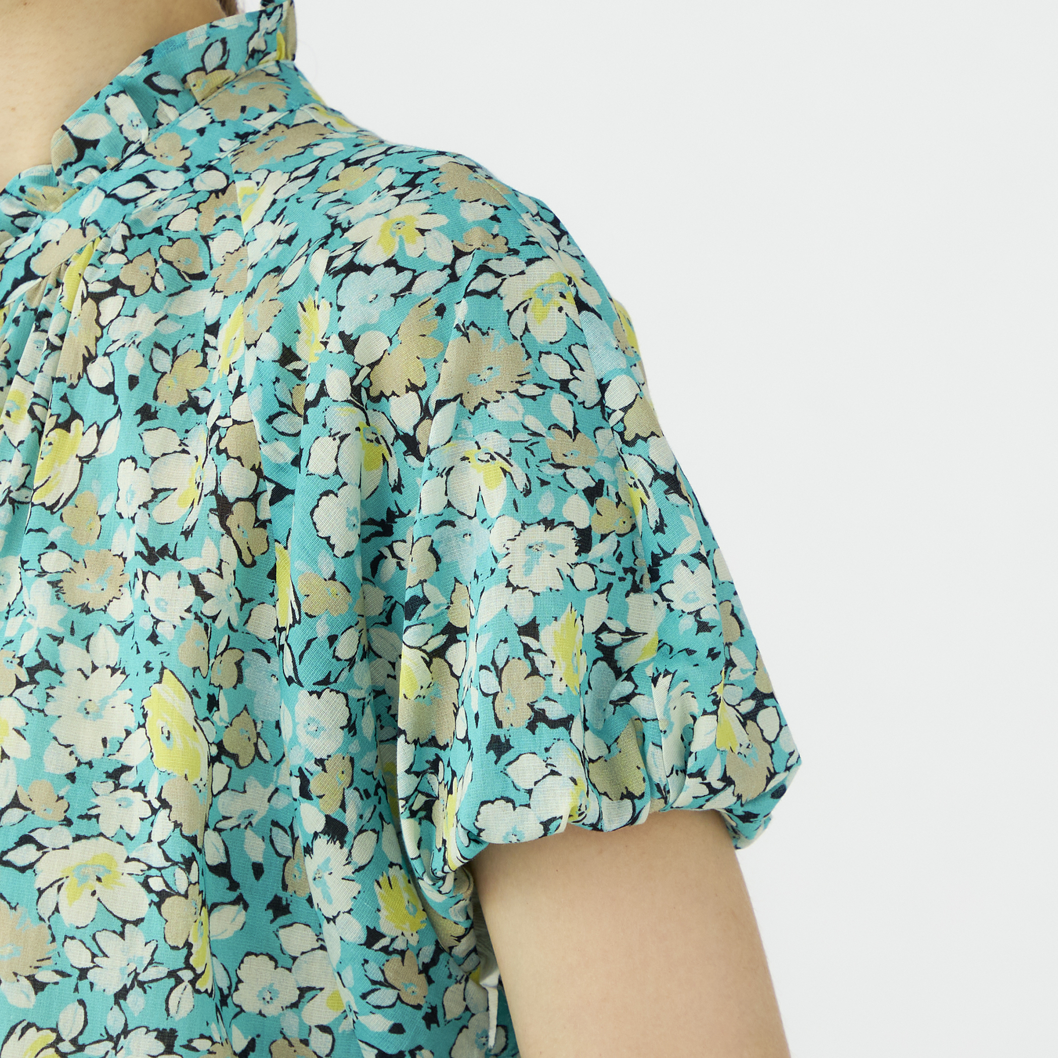 リルフラワープリント フリルカラーブラウス｜トゥモローランド 公式サイト