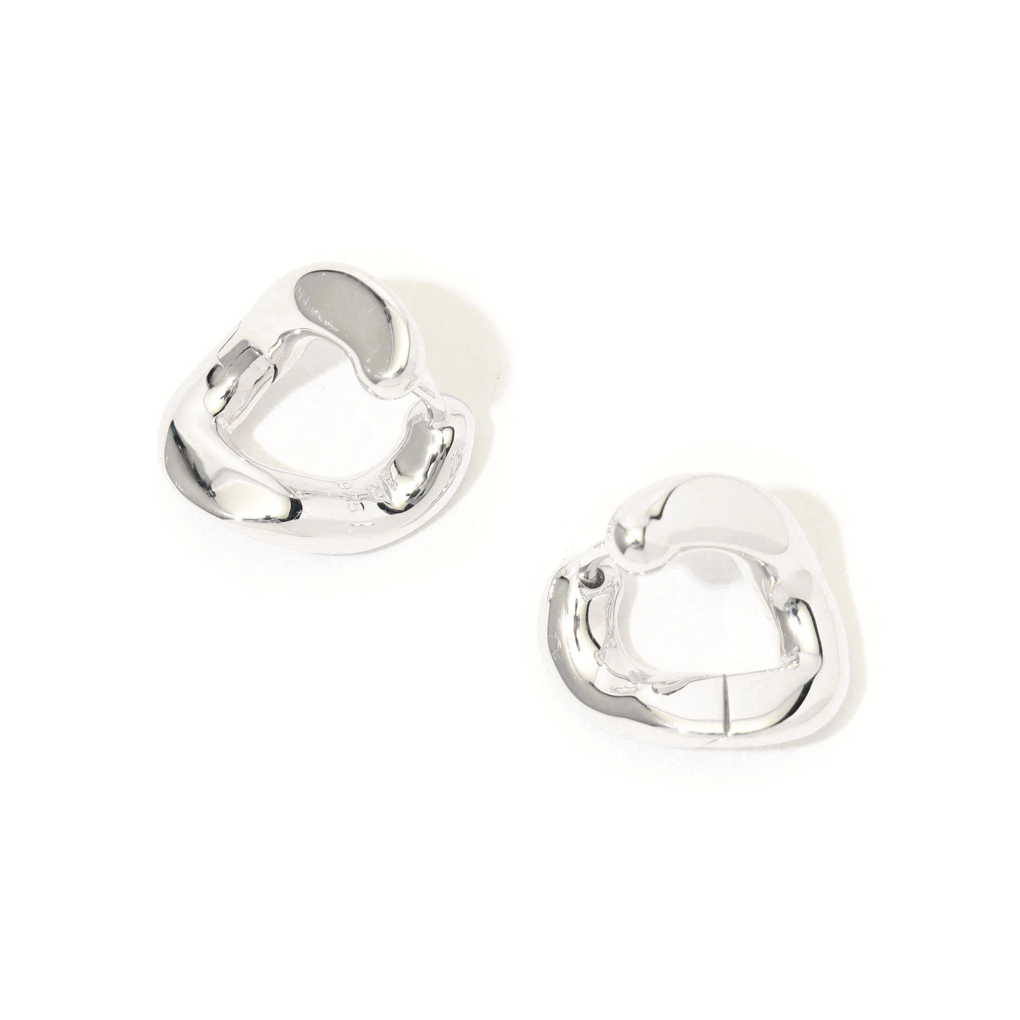 TOMWOOD Step Hoops シルバーピアス　トゥモローランド TOM WOOD Dean Hoops｜トゥモローランド 公式通販